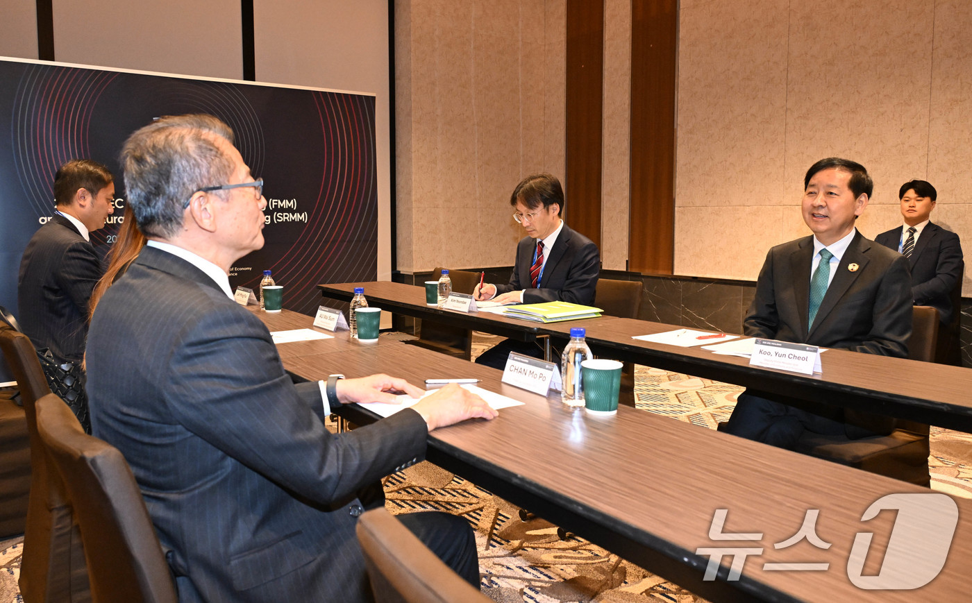 (서울=뉴스1) = 구윤철 경제부총리 겸 기획재정부 장관이 21일 인천 인스파이어 리조트에서 아시아-태평양경제협력체(APEC) 재무장관회의 참석차 방한한 폴 찬 홍콩 재정사장과 면 …