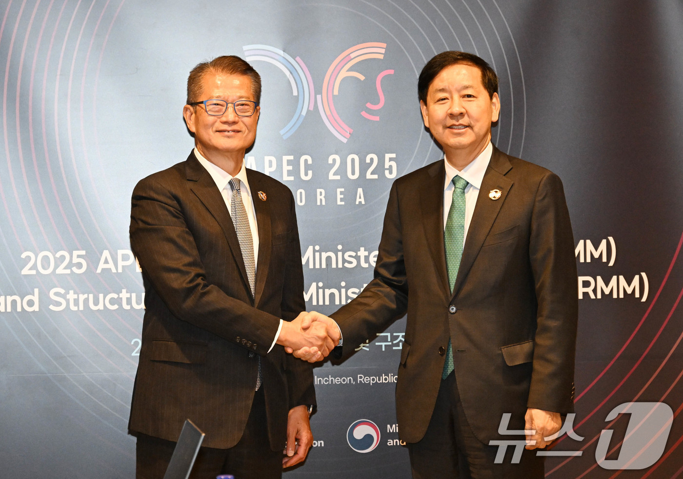 (서울=뉴스1) = 구윤철 경제부총리 겸 기획재정부 장관이 21일 인천 인스파이어 리조트에서 아시아-태평양경제협력체(APEC) 재무장관회의 참석차 방한한 폴 찬 홍콩 재정사장과 면 …