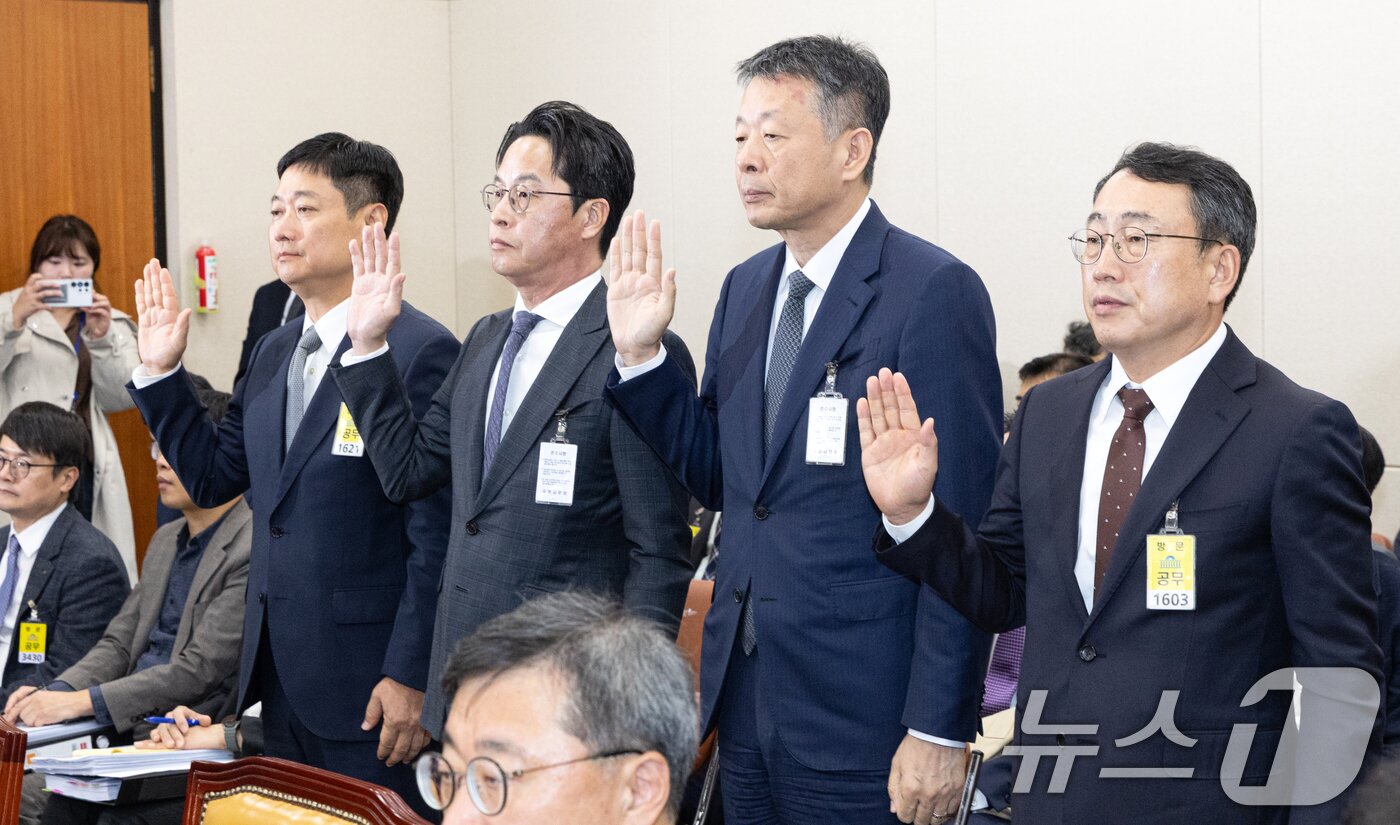 본문 이미지 - 홍범식 LGU+ 대표, 조좌진 롯데카드 대표, 김광일 MBK 대표이사, 유영상 SKT 대표가 21일 서울 여의도 국회 과학기술정보방송통신위원회에서 열린 정보통신산업진흥원 등에 대한 국정감사에 출석해 증인 선서하고 있다. 2025.10.21/뉴스1 ⓒ News1 이승배 기자