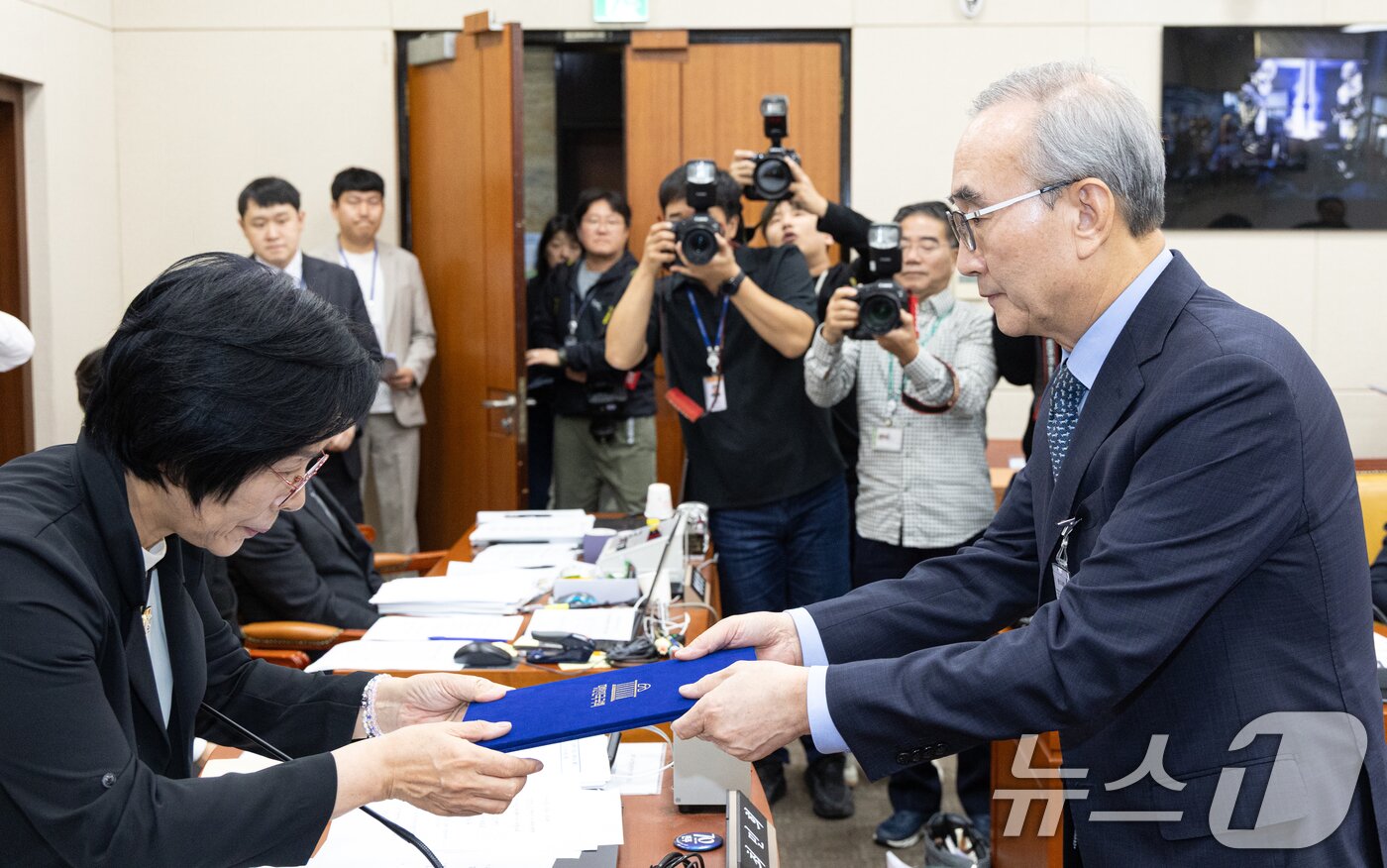 본문 이미지 - 김영섭 KT 대표가 21일 서울 여의도 국회 과학기술정보방송통신위원회에서 열린 정보통신산업진흥원 등에 대한 국정감사에 출석해 증인선서를 마치고 최민희 위원장에게 선서문을 제출하고 있다. 2025.10.21/뉴스1 ⓒ News1 이승배 기자