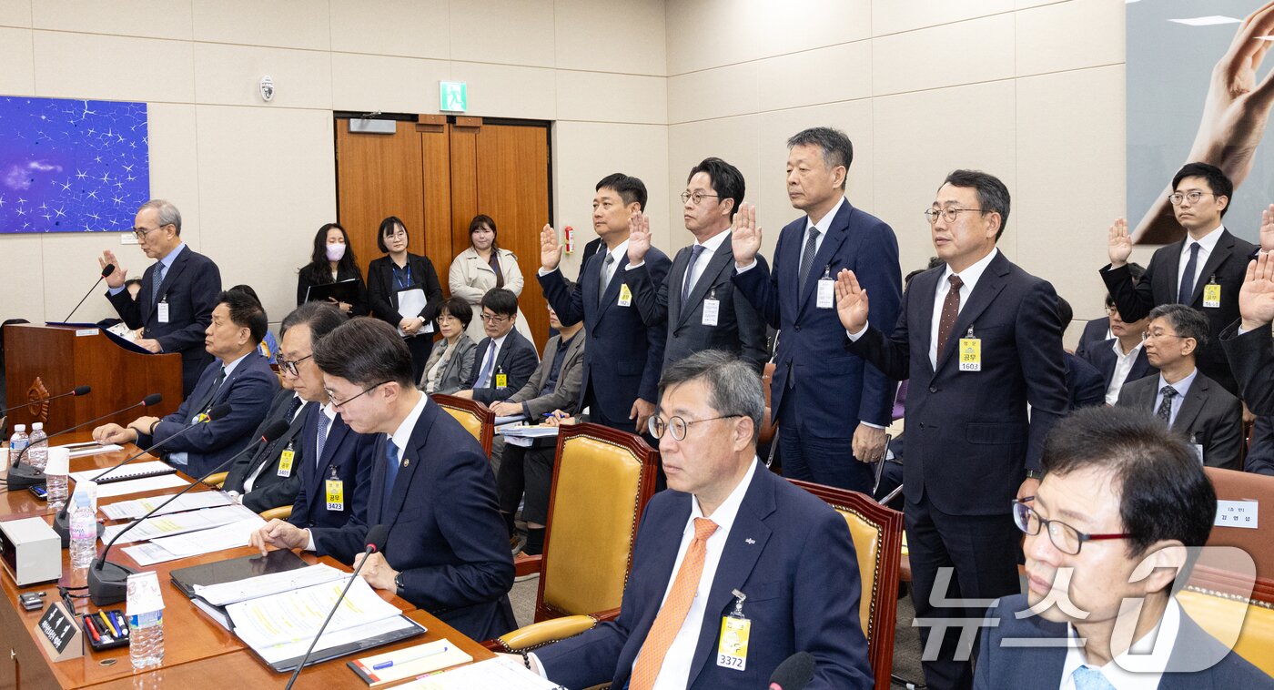 본문 이미지 - 김영섭 KT 대표가 21일 서울 여의도 국회 과학기술정보방송통신위원회에서 열린 정보통신산업진흥원 등에 대한 국정감사에 출석해 증인선서를 하고 있다. 왼쪽부터 김 대표, 홍범식 LGU+ 대표, 조좌진 롯데카드 대표, 김광일 MBK 대표이사, 유영상 SKT 대표. 2025.10.21/뉴스1 ⓒ News1 이승배 기자