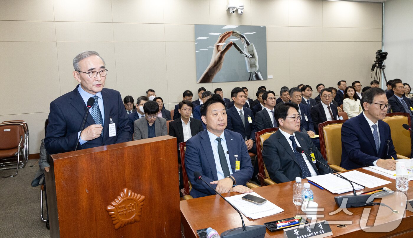 본문 이미지 - 김영섭 KT 대표가 21일 서울 여의도 국회 과학기술정보방송통신위원회에서 열린 정보통신산업진흥원 등에 대한 국정감사에 출석해 의원 질의에 답변하고 있다. 2025.10.21/뉴스1 ⓒ News1 이승배 기자