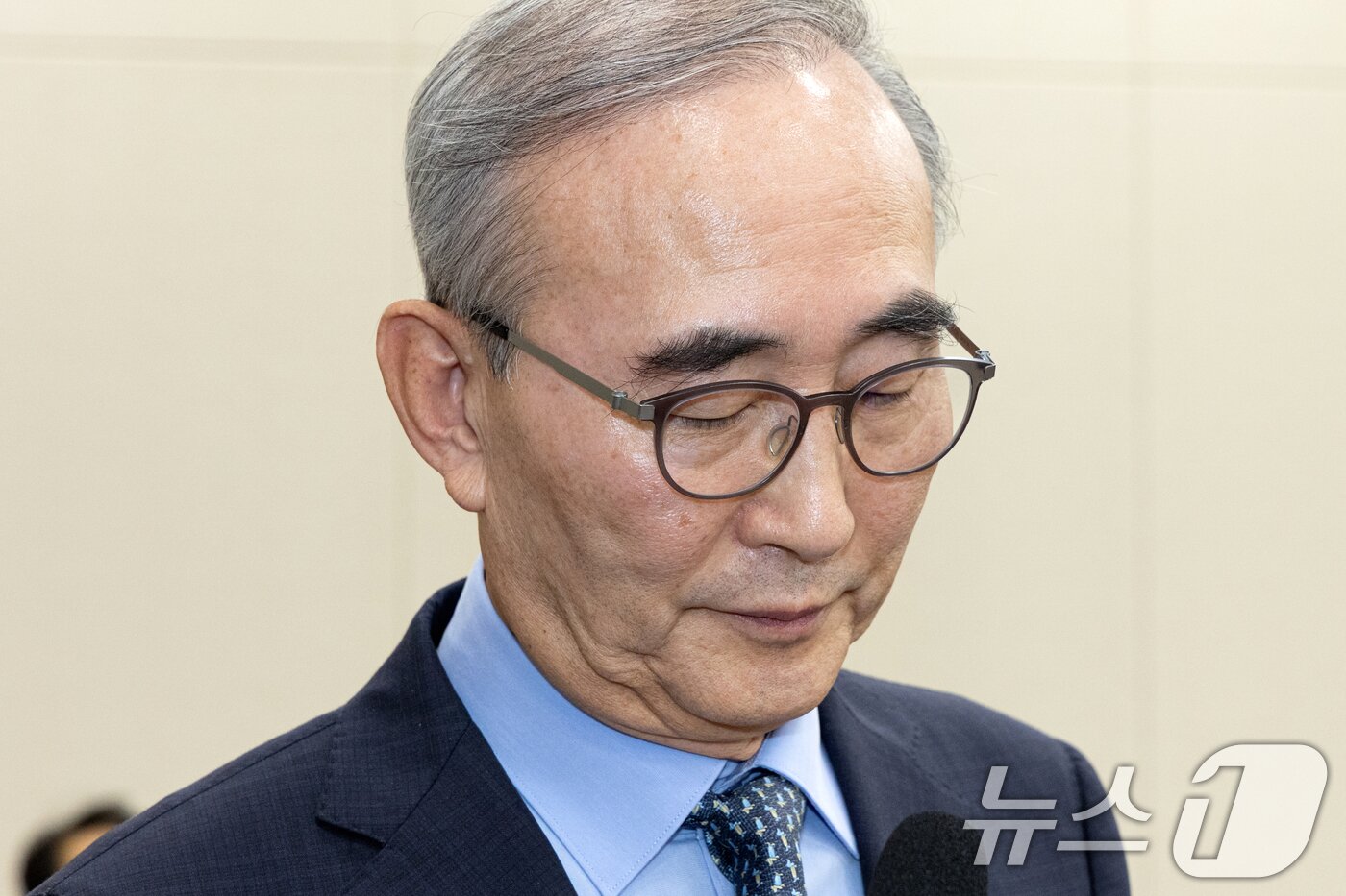 본문 이미지 - 김영섭 KT 대표가 21일 서울 여의도 국회 과학기술정보방송통신위원회에서 열린 정보통신산업진흥원 등에 대한 국정감사에 출석해 의원 질의를 듣고 있다. 2025.10.21/뉴스1 ⓒ News1 이승배 기자