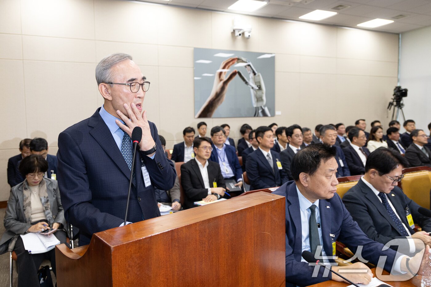 본문 이미지 - 김영섭 KT 대표가 21일 서울 여의도 국회 과학기술정보방송통신위원회에서 열린 정보통신산업진흥원 등에 대한 국정감사에 출석해 의원 질의를 들으며 얼굴을 만지고 있다. 2025.10.21/뉴스1 ⓒ News1 이승배 기자