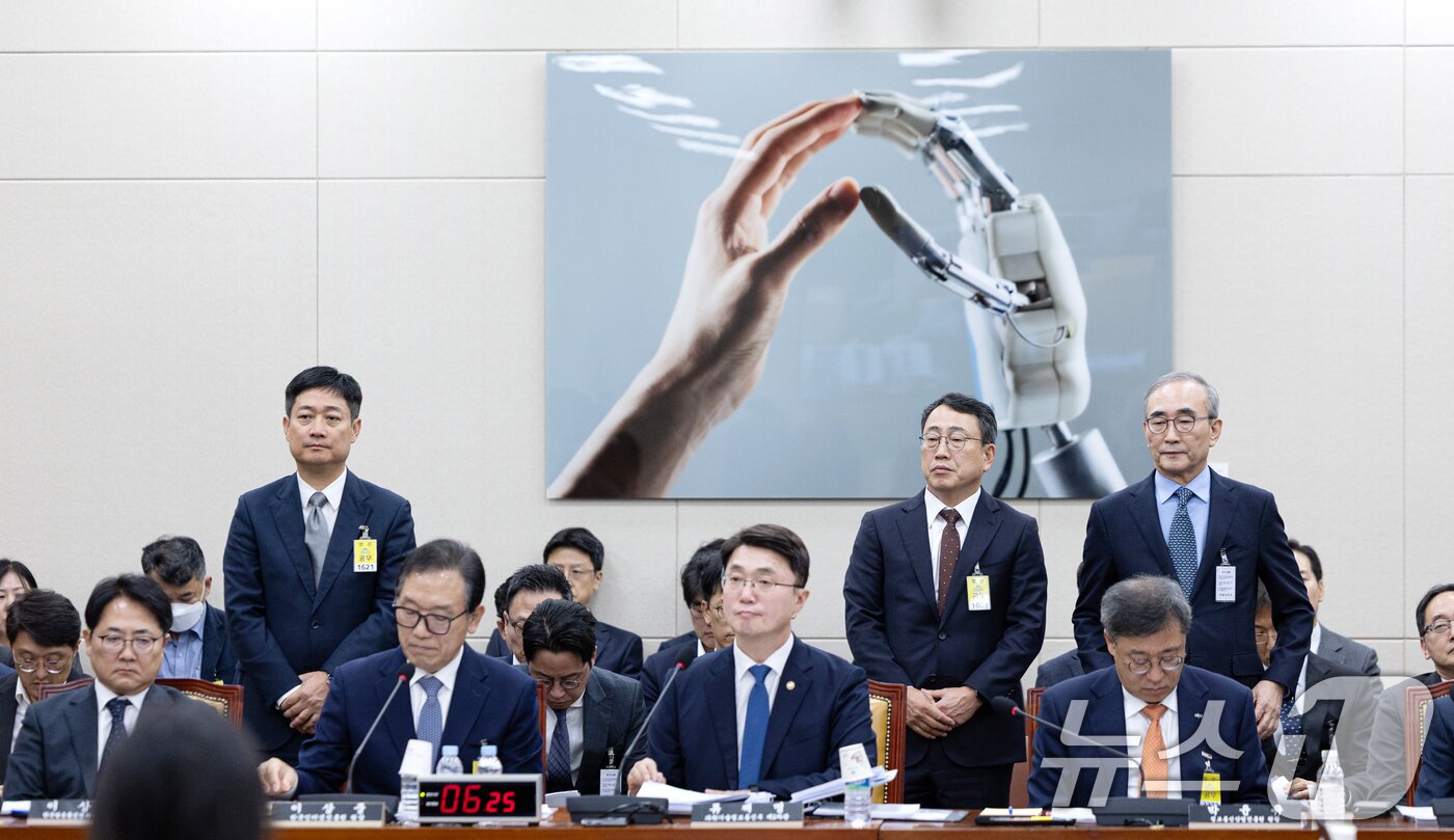 본문 이미지 - 21일 서울 여의도 국회 과학기술정보방송통신위원회에서 열린 정보통신산업진흥원 등에 대한 국정감사에 통신3사 대표가 나란히 증인으로 출석해 있다. 왼쪽부터 홍범식 LGU+ 대표, 유영상 SKT 대표, 김영섭 KT 대표. 2025.10.21/뉴스1 ⓒ News1 이승배 기자