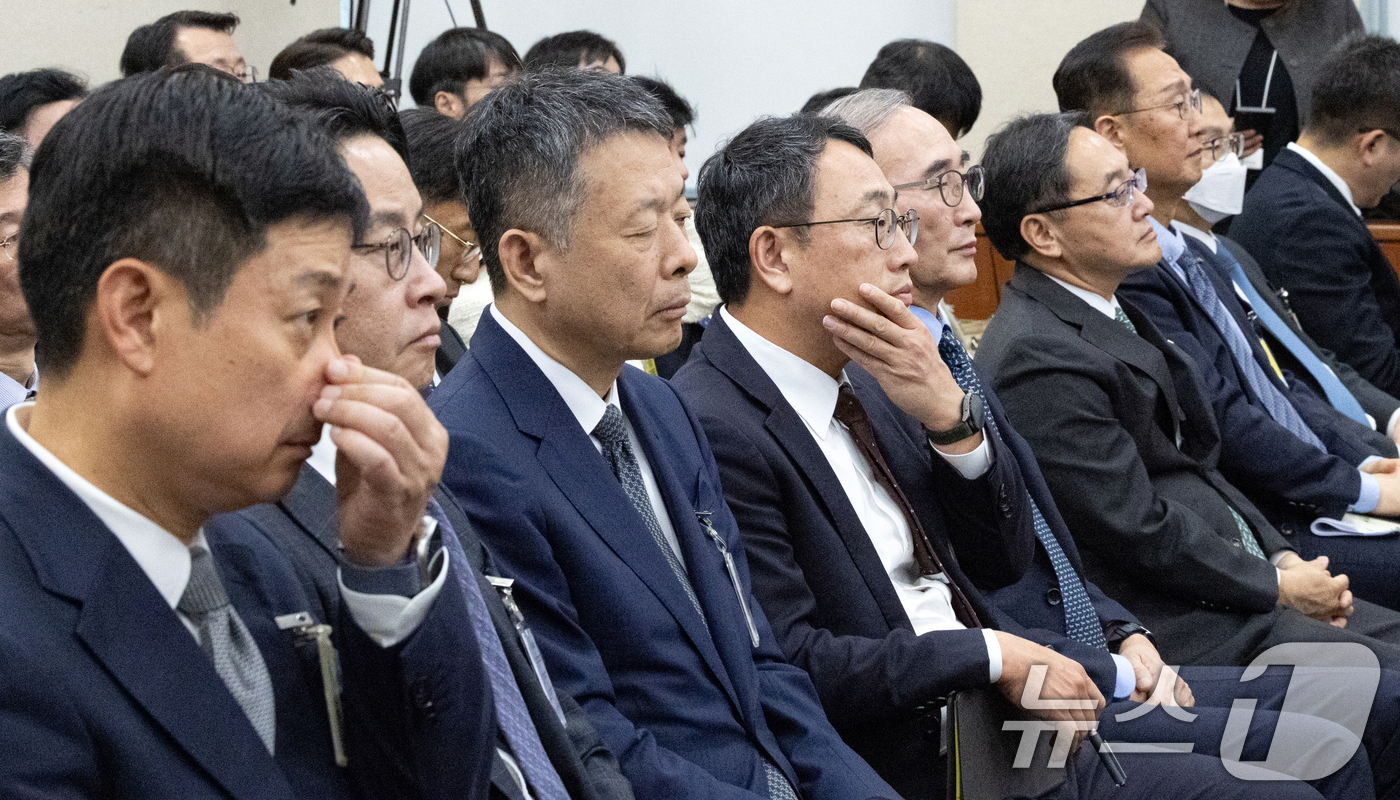 (서울=뉴스1) 이승배 기자 = 21일 서울 여의도 국회 과학기술정보방송통신위원회에서 열린 정보통신산업진흥원 등에 대한 국정감사에 증인들이 출석해 있다. 왼쪽부터 홍범식 LGU+ …