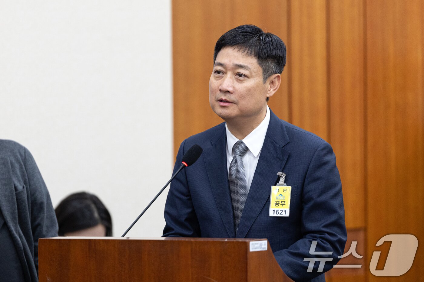 본문 이미지 - 홍범식 LGU+ 대표가 21일 서울 여의도 국회 과학기술정보방송통신위원회에서 열린 정보통신산업진흥원 등에 대한 국정감사에 출석해 의원 질의에 답변하고 있다. 2025.10.21/뉴스1 ⓒ News1 이승배 기자