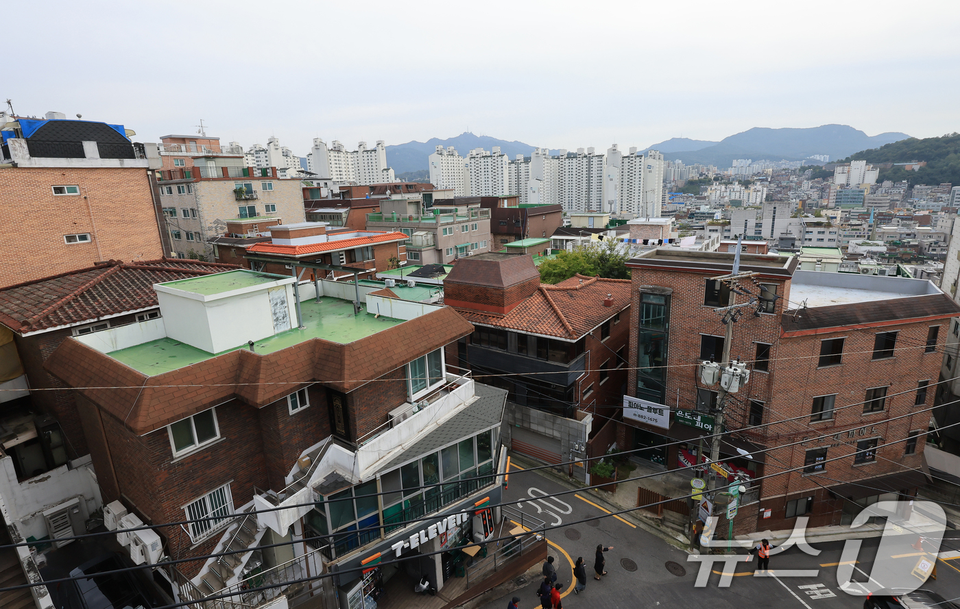 (서울=뉴스1) 이호윤 기자 = 서울 전역과 경기도 남부 12개 지역에 토지거래허가제도(토허제) 시행되고 오피스텔과 빌라 등 비(非)아파트 시장이 상승세로 들어서고 있다. 오피스텔 …