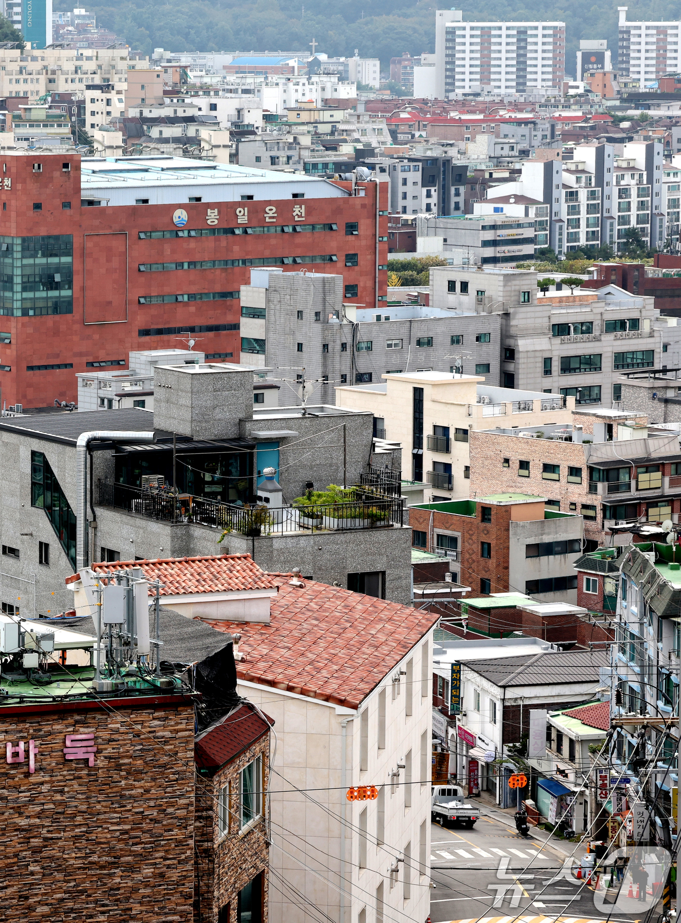 (서울=뉴스1) 이호윤 기자 = 서울 전역과 경기도 남부 12개 지역에 토지거래허가제도(토허제) 시행되고 오피스텔과 빌라 등 비(非)아파트 시장이 상승세로 들어서고 있다. 오피스텔 …