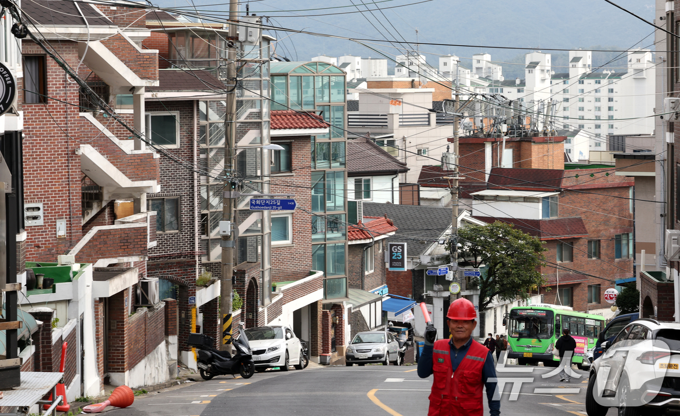 (서울=뉴스1) 이호윤 기자 = 서울 전역과 경기도 남부 12개 지역에 토지거래허가제도(토허제) 시행되고 오피스텔과 빌라 등 비(非)아파트 시장이 상승세로 들어서고 있다. 오피스텔 …