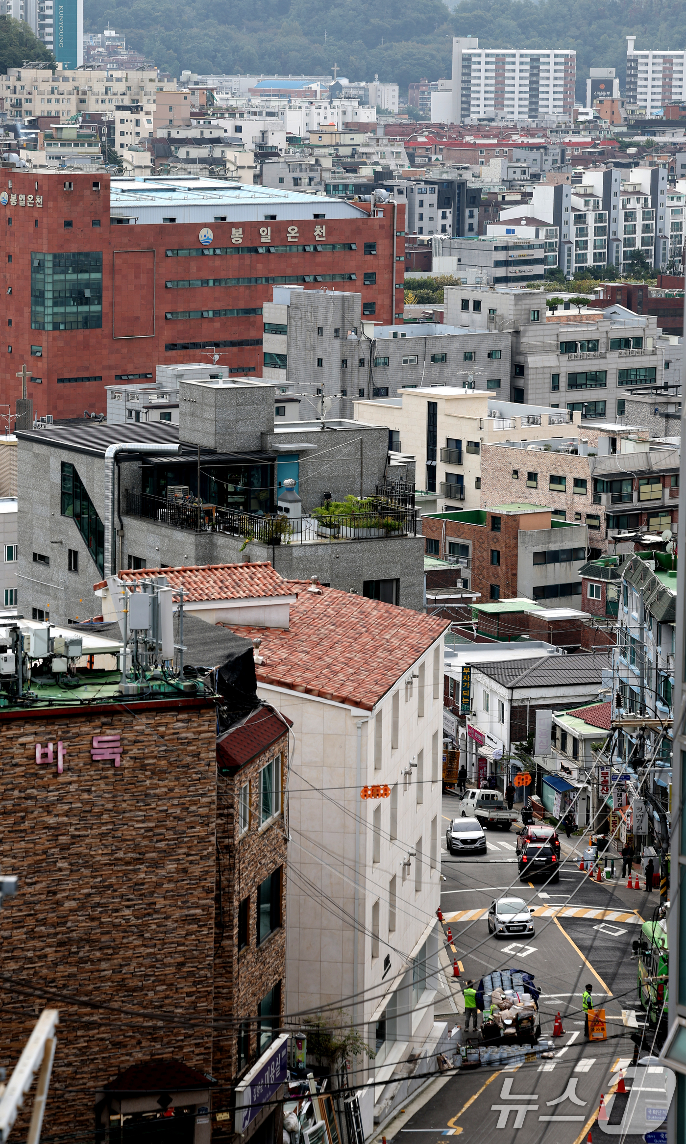 (서울=뉴스1) 이호윤 기자 = 서울 전역과 경기도 남부 12개 지역에 토지거래허가제도(토허제) 시행되고 오피스텔과 빌라 등 비(非)아파트 시장이 상승세로 들어서고 있다. 오피스텔 …