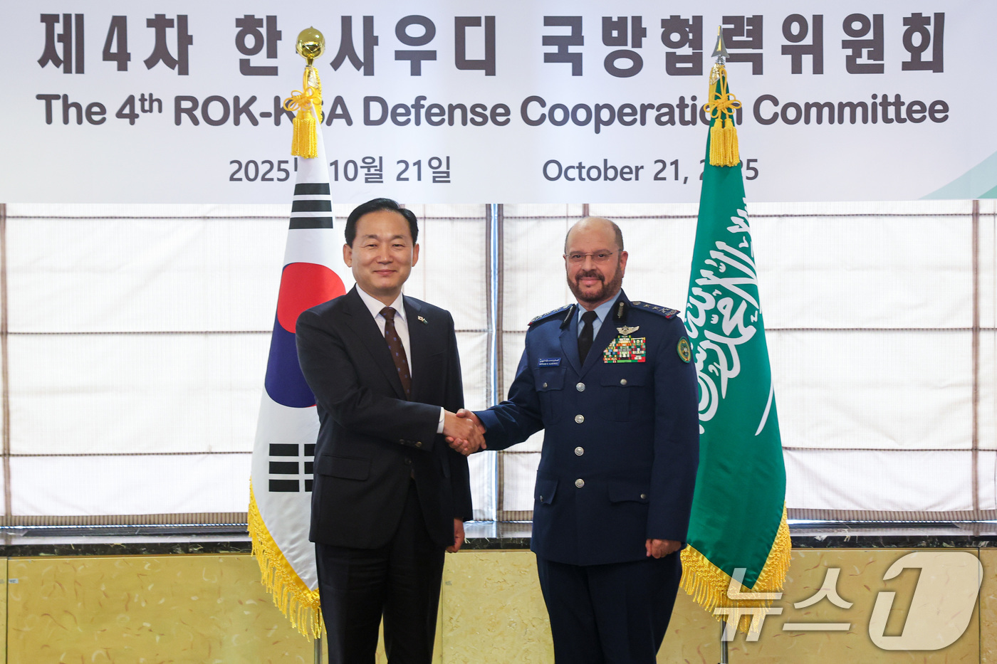 (서울=뉴스1) = 이두희 국방부 차관이 21일 서울 중구 롯데호텔에서 열린 '제4차 한-사우디 국방협력위원회'에서 파야드 빈 하메드 알 루와일리 사우디 총참모장과 악수를 나누고 …