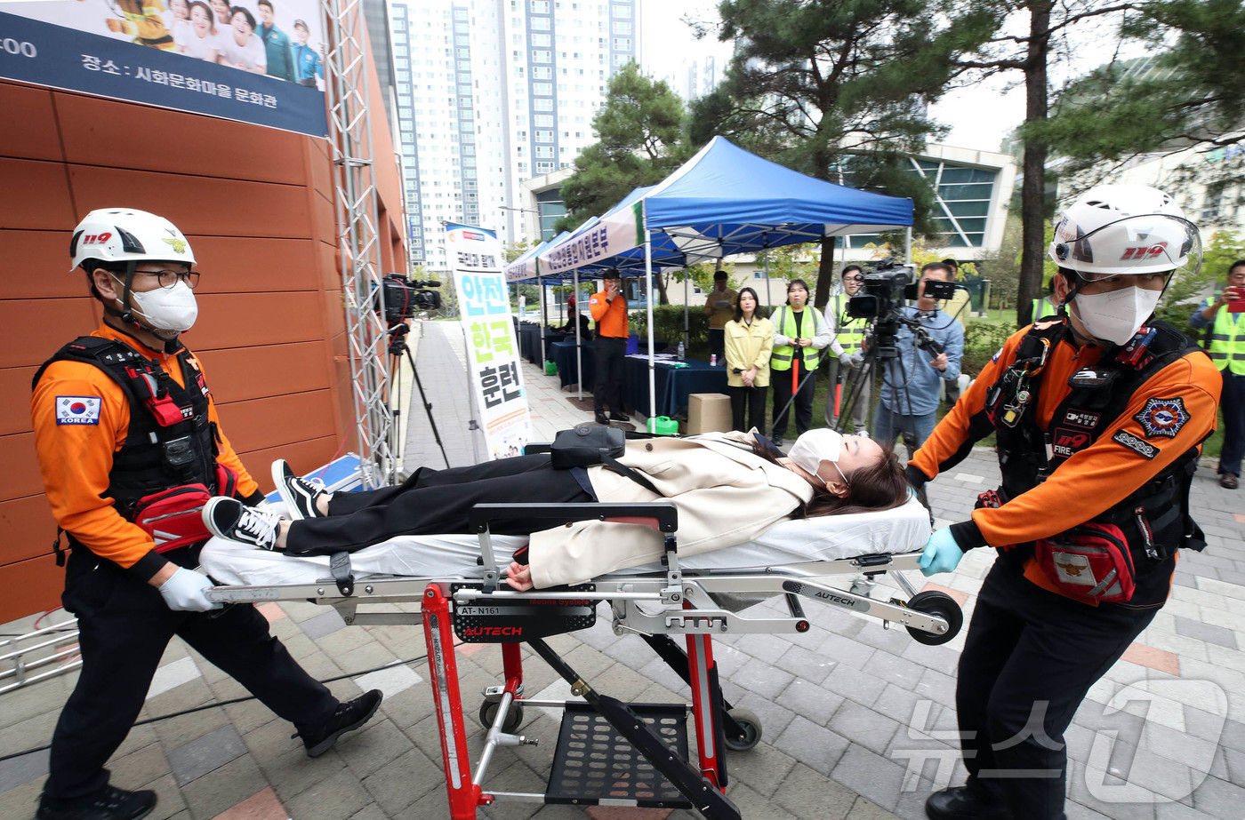 (광주=뉴스1) 박지현 기자 = 21일 광주 북구 각화동에서 열린 재난대응 안전한국훈련에서 북구청 안전총괄과 직원과 북부소방서 대원들이 승강기 갇힘 사고 구조 대응 훈련을 실시하고 …