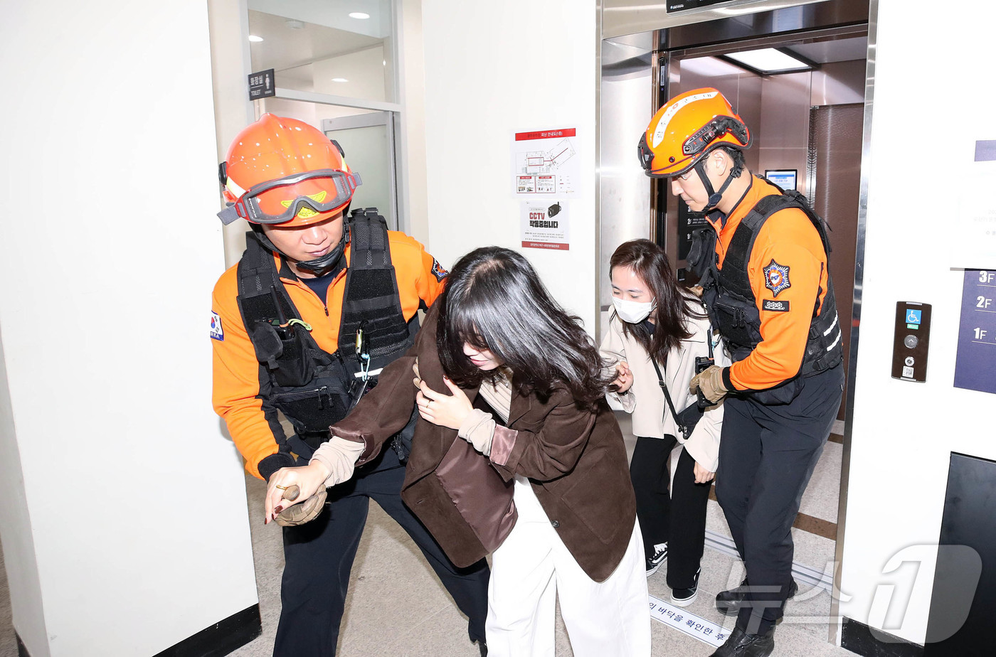 (광주=뉴스1) 박지현 기자 = 21일 광주 북구 각화동 시화문화마을 문화관에서 열린 재난대응 안전한국훈련에서 북구청 안전총괄과 직원과 북부소방서 대원들이 승강기 갇힘 사고 구조 …
