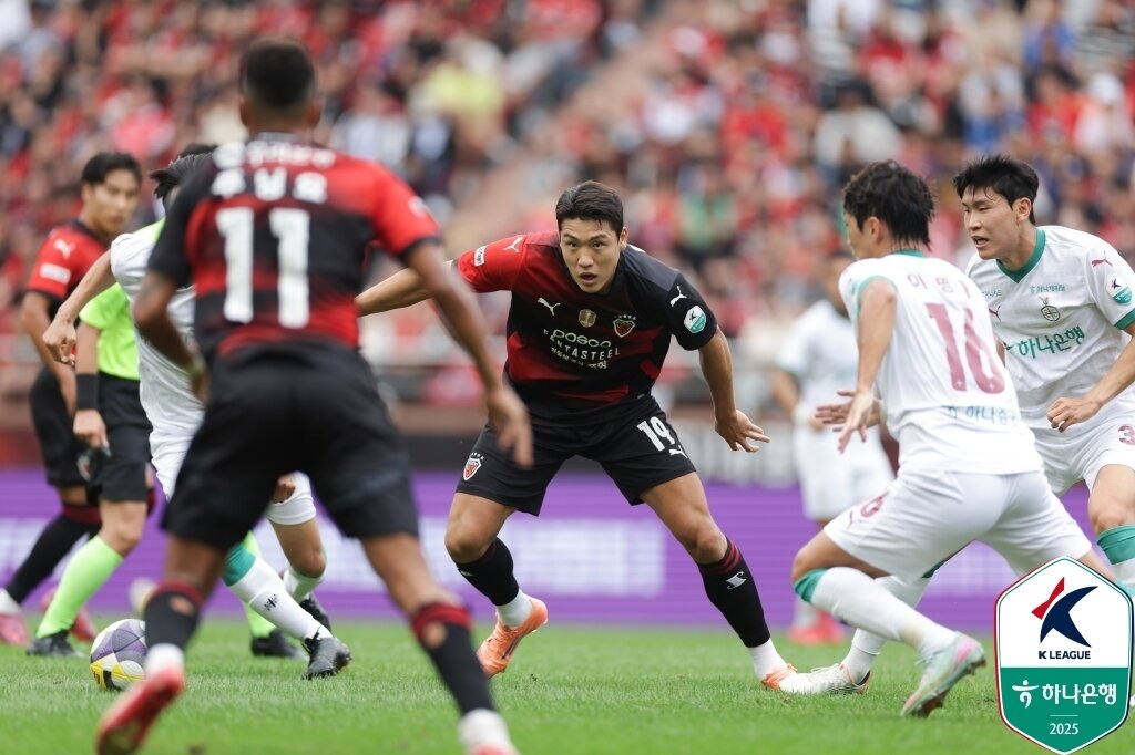 본문 이미지 - 4위 포항까지도 뒤집기가 가능한 격차다. 파이널 라운드 5경기가 모두 끝나야 2위 주인공이 가려질 전망이다. &#40;한국프로축구연맹 제공&#41;