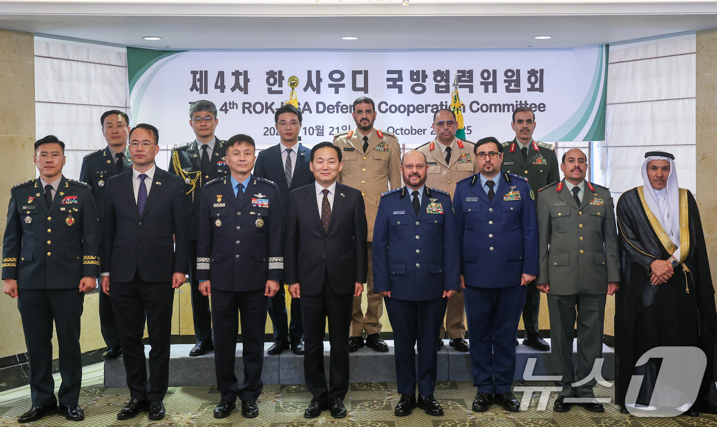 (서울=뉴스1) = 이두희 국방부 차관이 21일 서울 중구 롯데호텔에서 열린 '제4차 한-사우디 국방협력위원회'에서 파야드 빈 하메드 알 루와일리 사우디 총참모장을 비롯한 관계자들 …