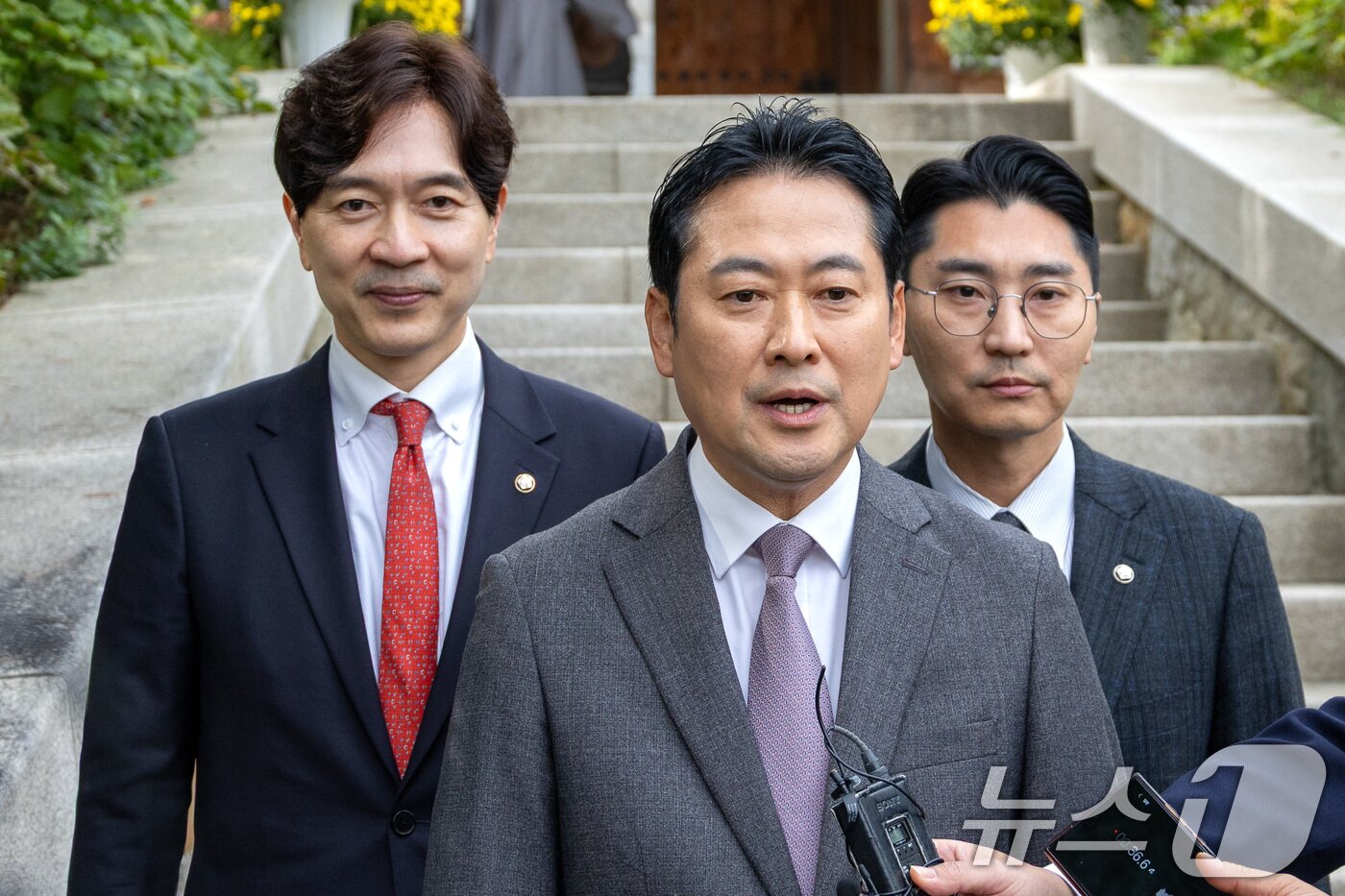 본문 이미지 - 장동혁 국민의힘 대표가 21일 오후 서울 강남구 봉은사를 찾아 대한불교조계종 총무원장 진우스님을 예방한 후 백브리핑을 하고 있다. 2025.10.21/뉴스1 ⓒ News1 국회사진기자단