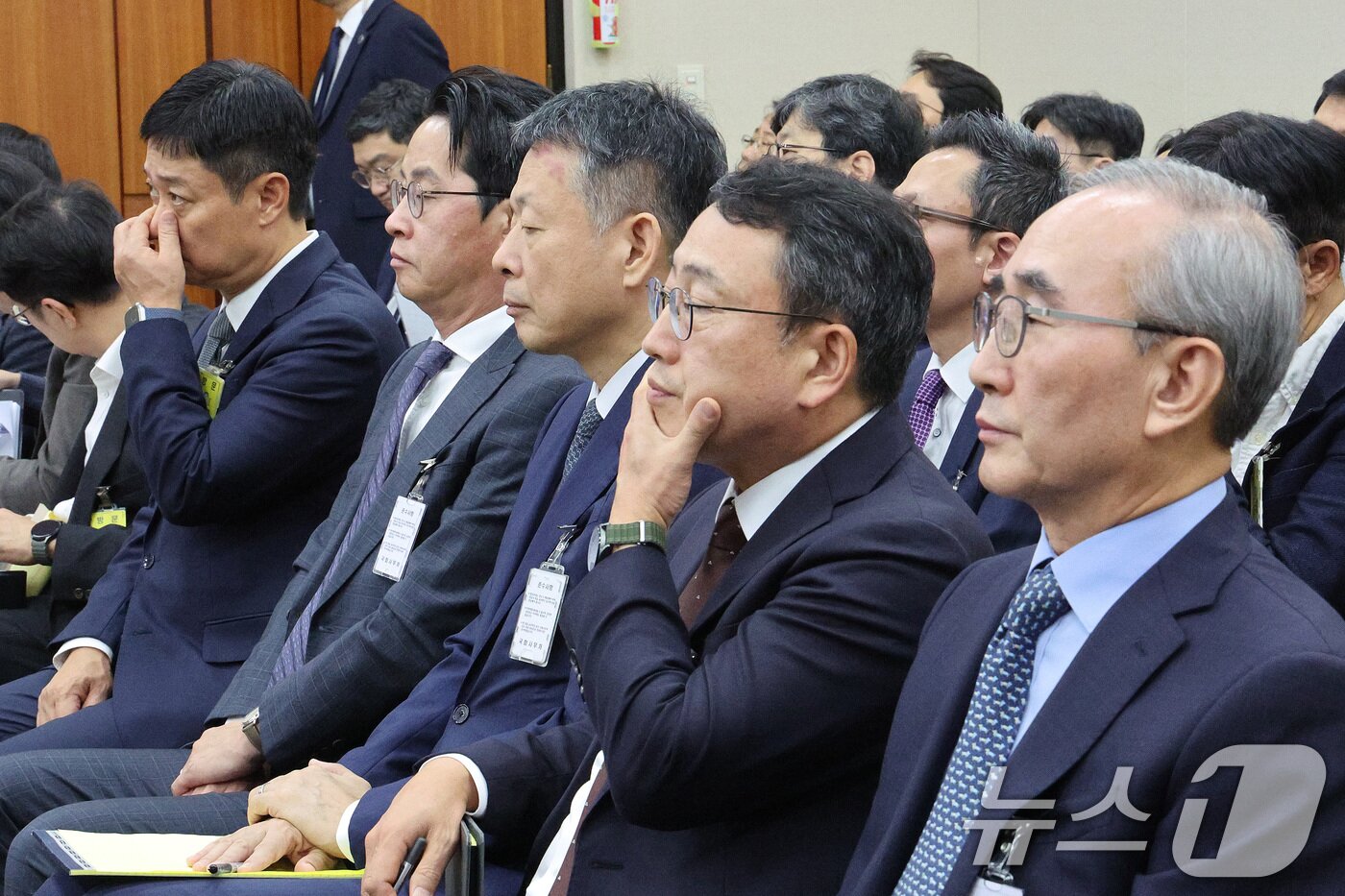 본문 이미지 - 유영상 SKT 대표가 21일 서울 여의도 국회 과학기술정보방송통신위원회에서 열린 정보통신산업진흥원 등에 대한 국정감사에서 얼굴을 매만지고 있다. 왼쪽부터 홍범식 LGU+ 대표, 조좌진 롯데카드 대표, 김광일 MBK 대표이사, 유영상 SKT 대표, 김영섭 KT 대표. 2025.10.21/뉴스1 ⓒ News1 신웅수 기자