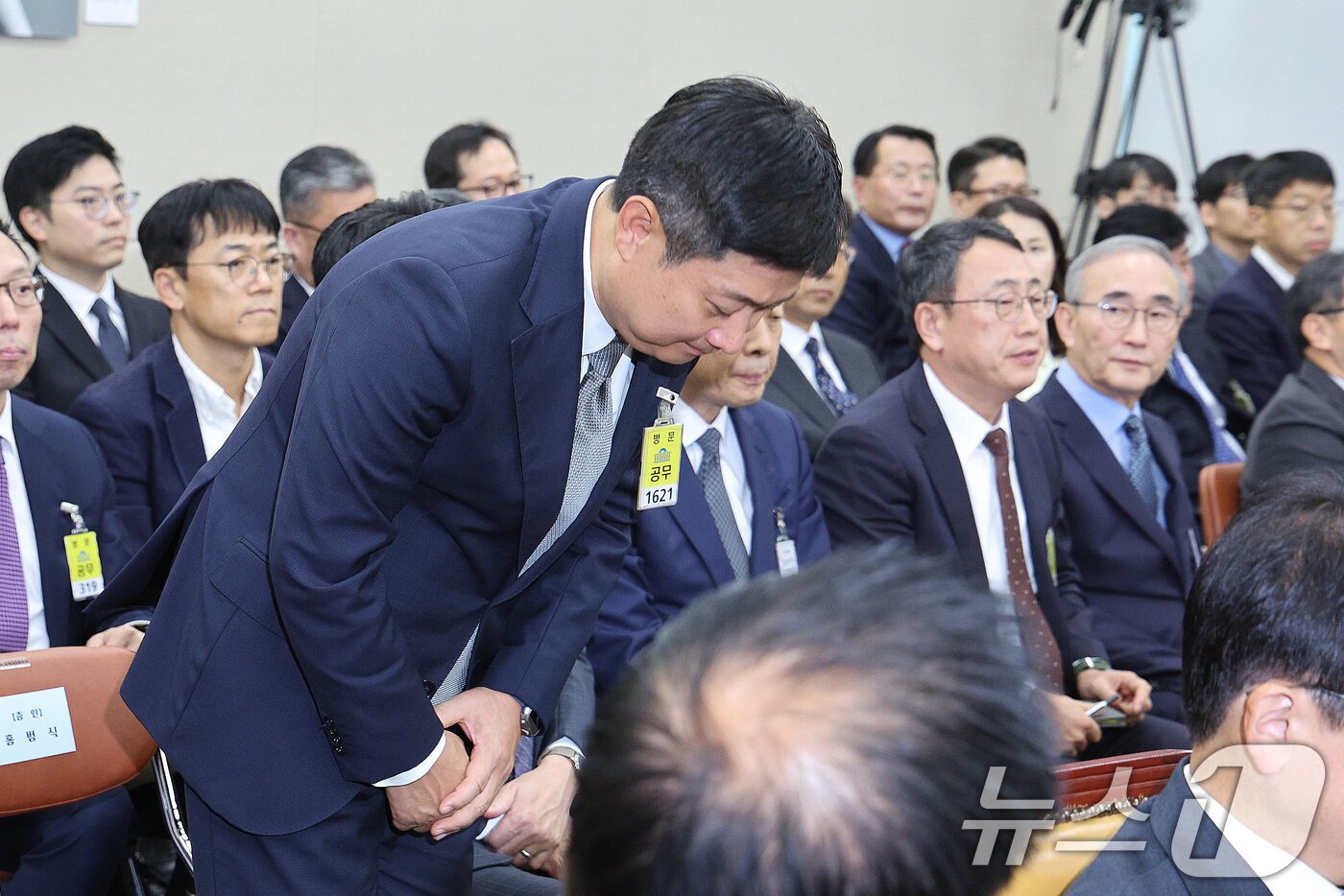 본문 이미지 - 홍범식 LGU+ 대표가 21일 서울 여의도 국회 과학기술정보방송통신위원회에서 열린 정보통신산업진흥원 등에 대한 국정감사에서 인사하고 있다. 2025.10.21/뉴스1 ⓒ News1 신웅수 기자