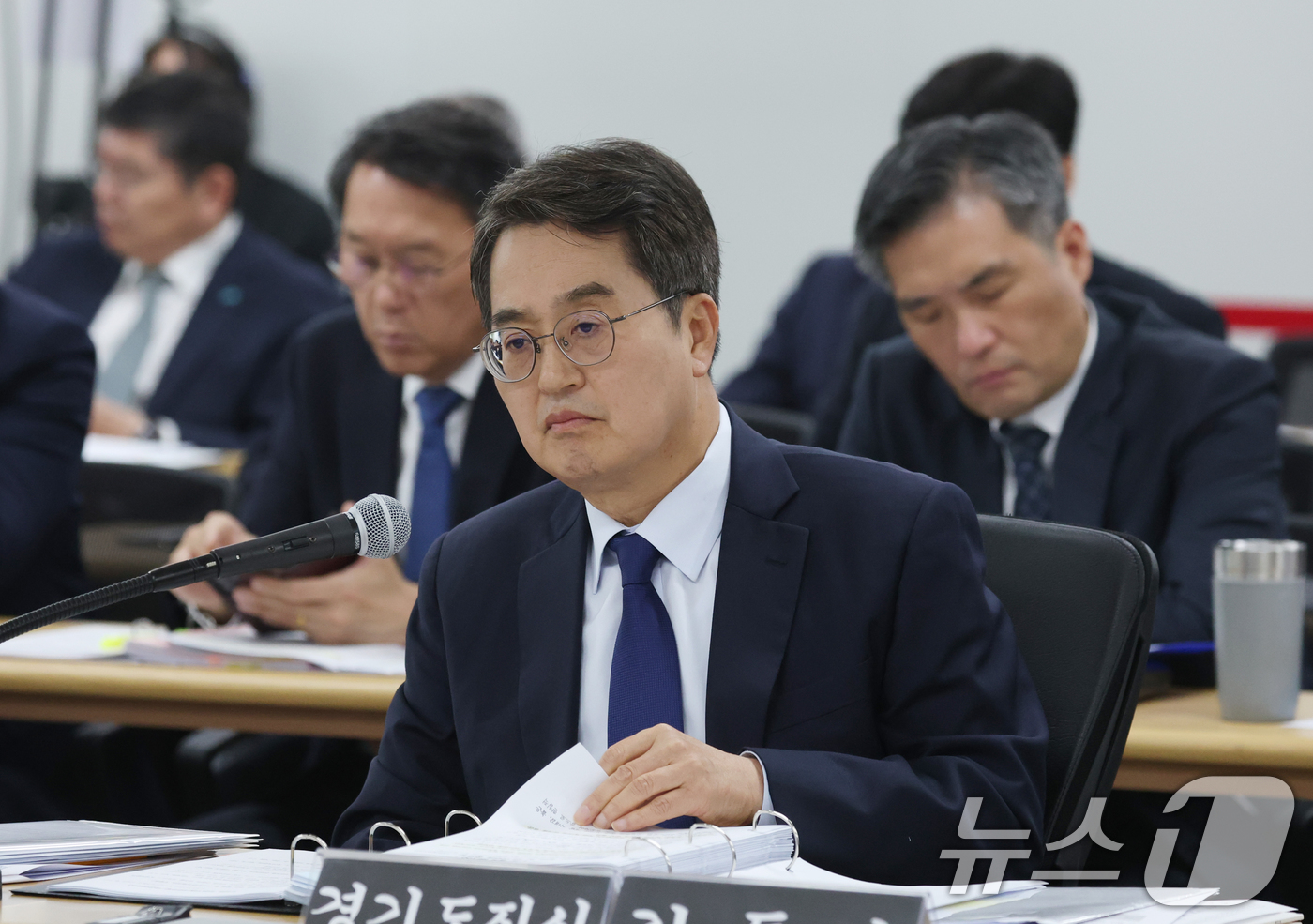 (수원=뉴스1) 김영운 기자 = 김동연 경기도지사가 21일 경기 수원시 영통구 경기도청에서 열린 국회 행정안전위원회의 경기도에 대한 국정감사에서 의원 질의를 경청하고 있다. 202 …