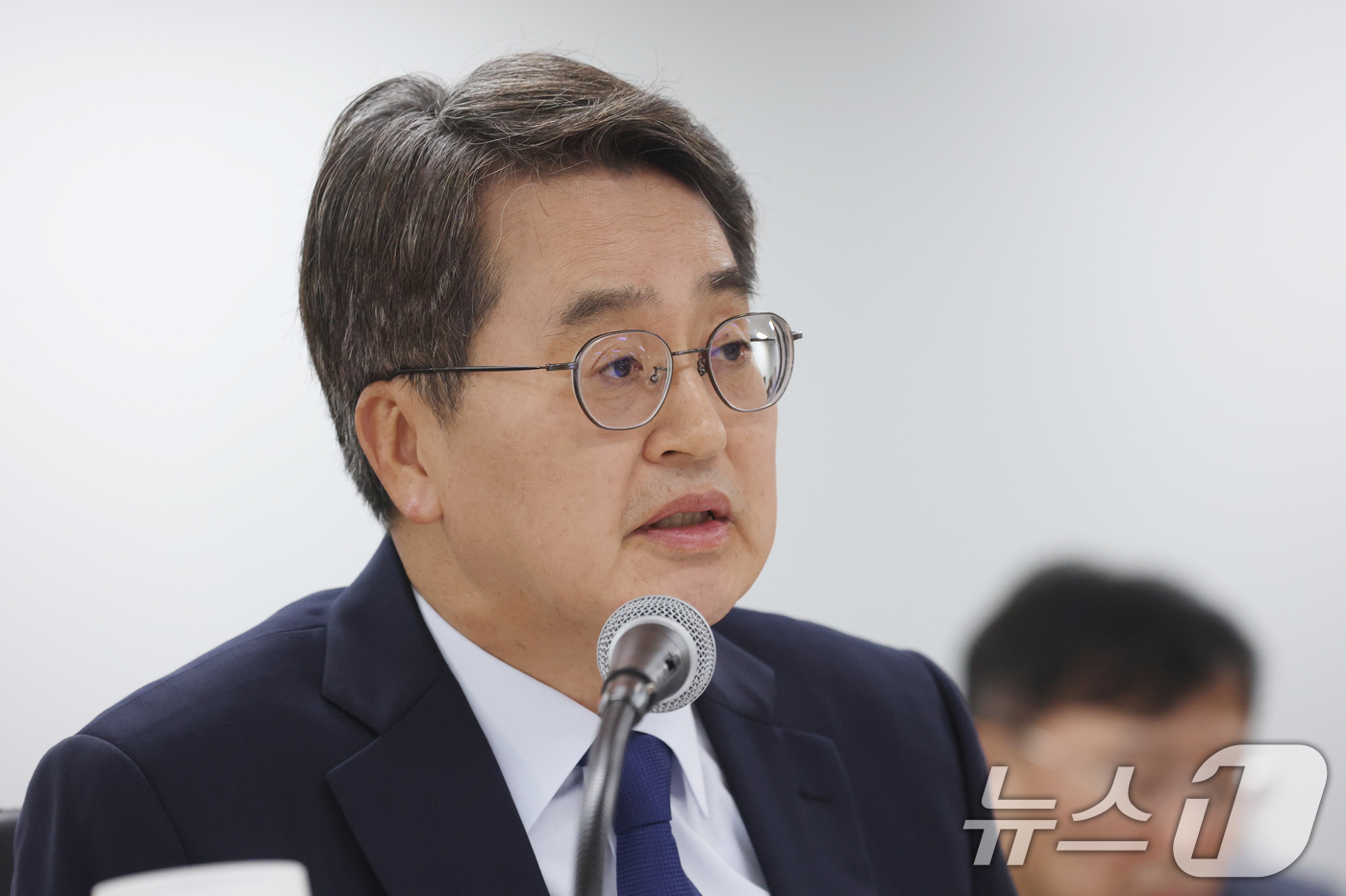 (수원=뉴스1) 김영운 기자 = 김동연 경기도지사가 21일 경기 수원시 영통구 경기도청에서 열린 국회 행정안전위원회의 경기도에 대한 국정감사에서 의원 질의에 답하고 있다. 2025 …