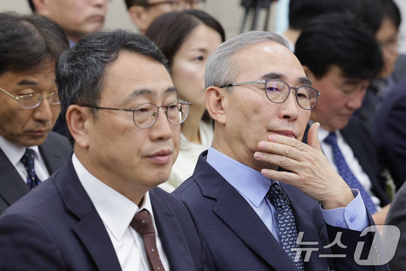 본문 이미지 - 유영상 SKT 대표&#40;왼쪽&#41;와 김영섭 KT 대표가 21일 서울 여의도 국회 과학기술정보방송통신위원회에서 열린 정보통신산업진흥원 등에 대한 국정감사에 출석하고 있다. 2025.10.21/뉴스1 ⓒ News1 신웅수 기자