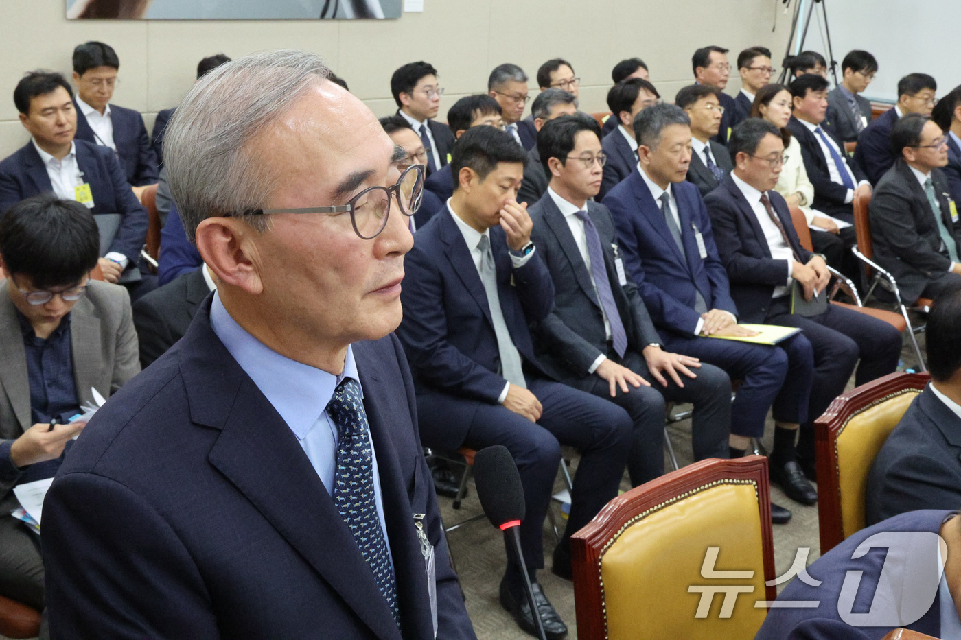 (서울=뉴스1) 신웅수 기자 = 김영섭 KT 대표가 21일 서울 여의도 국회 과학기술정보방송통신위원회에서 열린 정보통신산업진흥원 등에 대한 국정감사에서 의원 질의에 답변하고 있다. …