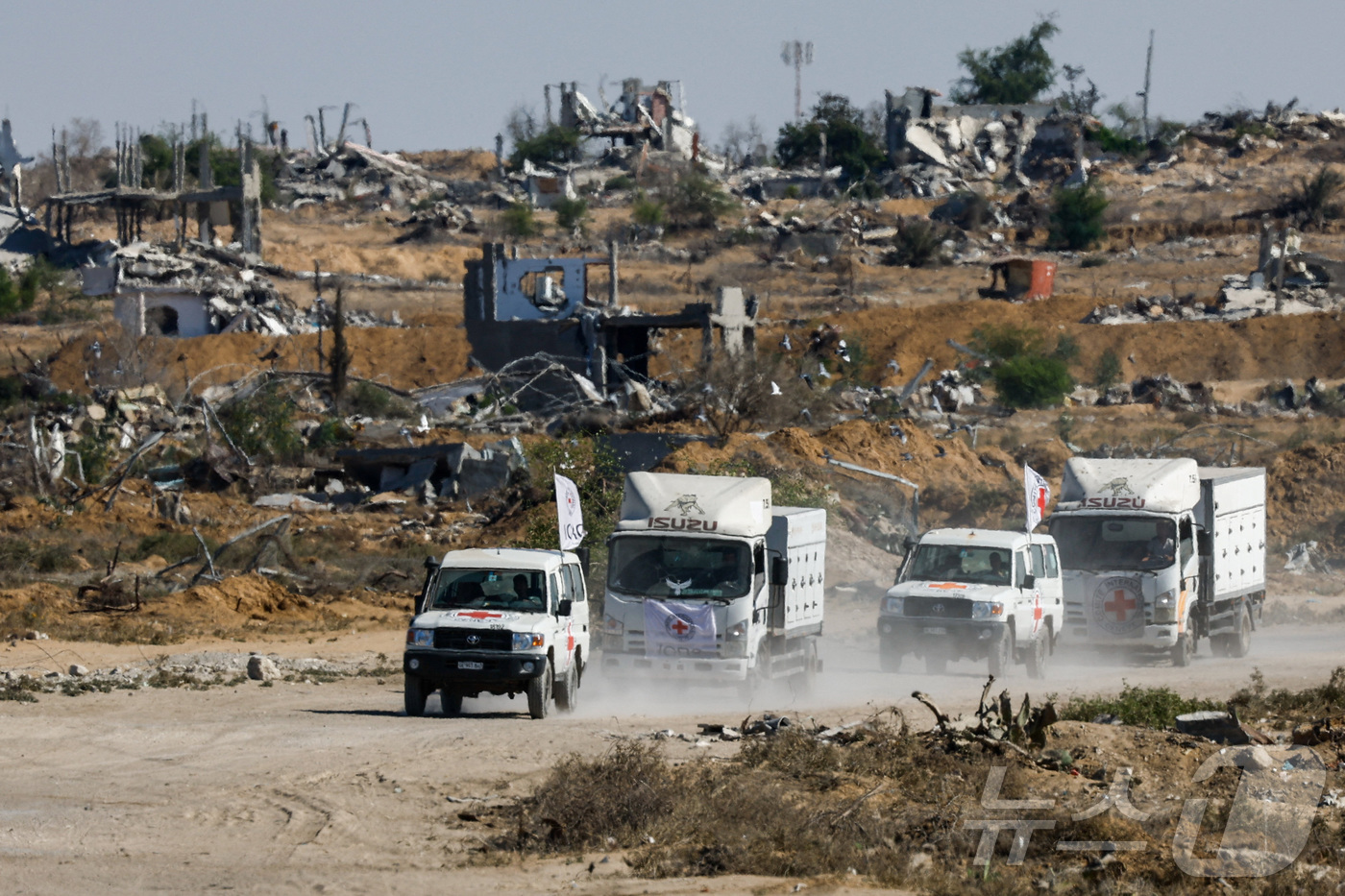 (칸 유니스 로이터=뉴스1) 윤다정 기자 = 15일(현지시간) 팔레스타인 가자지구 남부 칸 유니스에서 적십자 차량들이 이스라엘에 구금됐던 팔레스타인 사망자들의 시신을 인도하고 있다 …