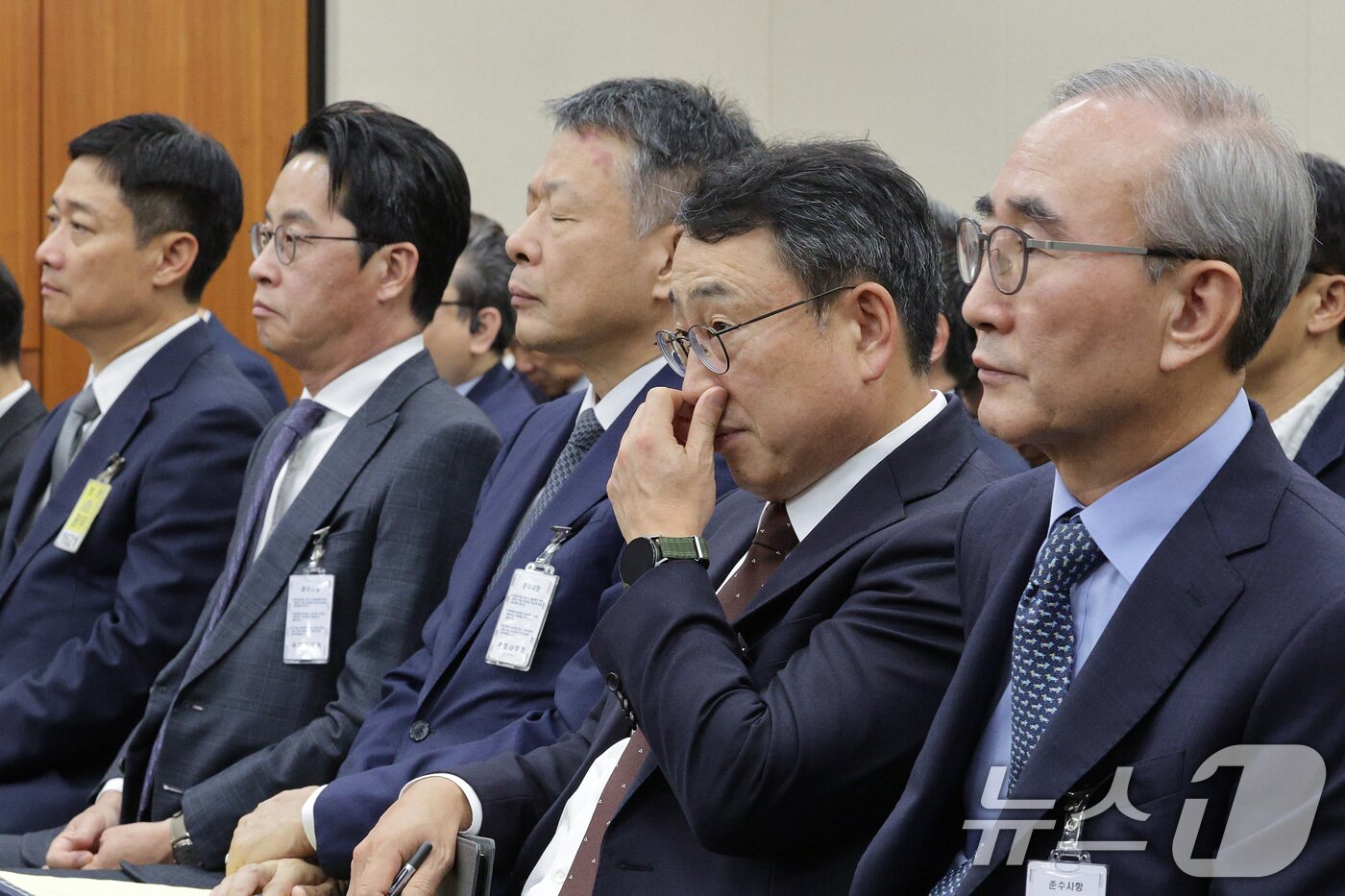 본문 이미지 - 유영상 SKT 대표가 21일 서울 여의도 국회 과학기술정보방송통신위원회에서 열린 정보통신산업진흥원 등에 대한 국정감사에서 얼굴을 매만지고 있다. 왼쪽부터 홍범식 LGU+ 대표, 조좌진 롯데카드 대표, 김광일 MBK 대표이사, 유영상 SKT 대표, 김영섭 KT 대표. 2025.10.21/뉴스1 ⓒ News1 신웅수 기자