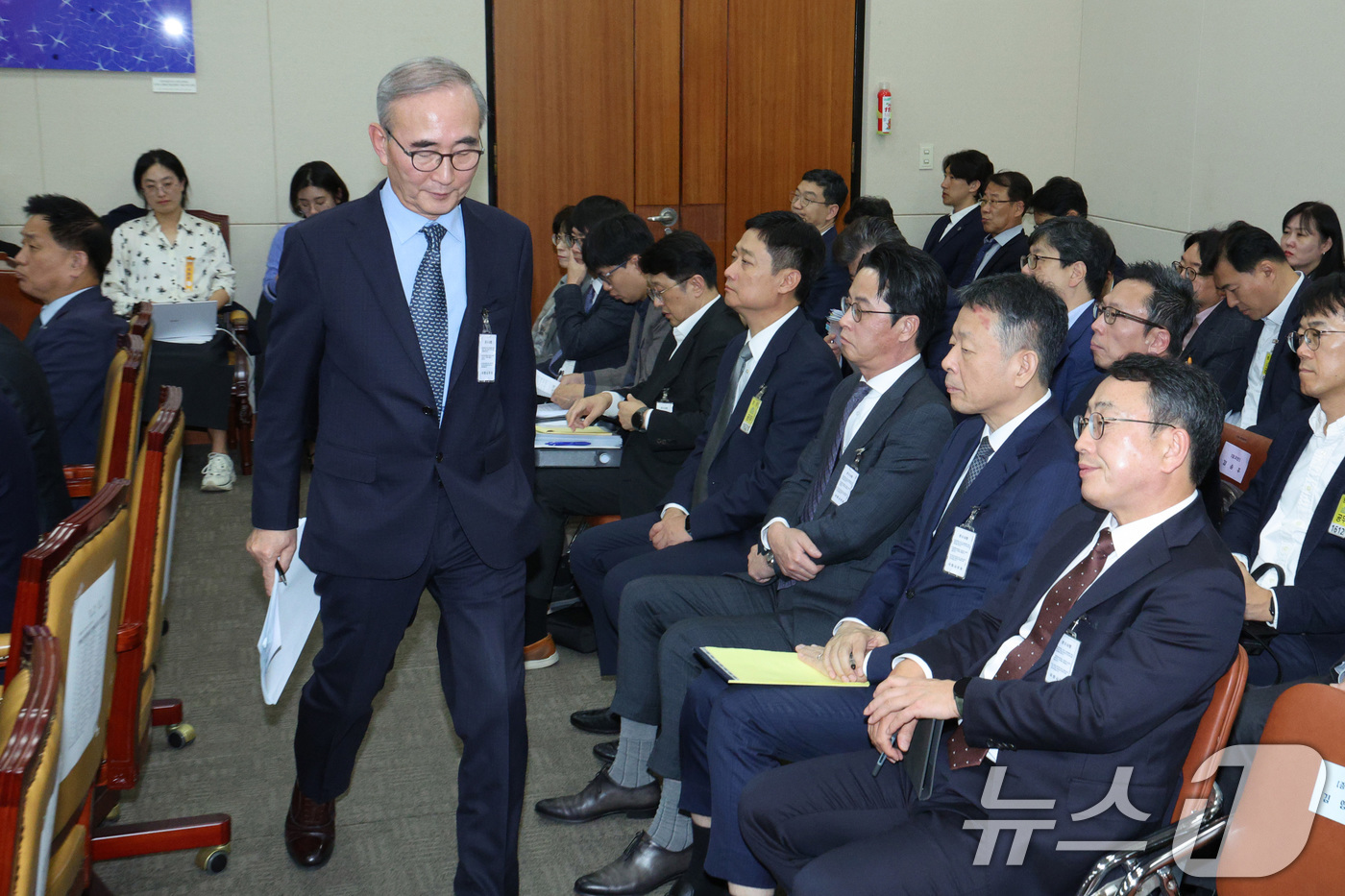 (서울=뉴스1) 신웅수 기자 = 김영섭 KT 대표가 21일 서울 여의도 국회 과학기술정보방송통신위원회에서 열린 정보통신산업진흥원 등에 대한 국정감사에서 의원 질의에 답변한 후 증인 …