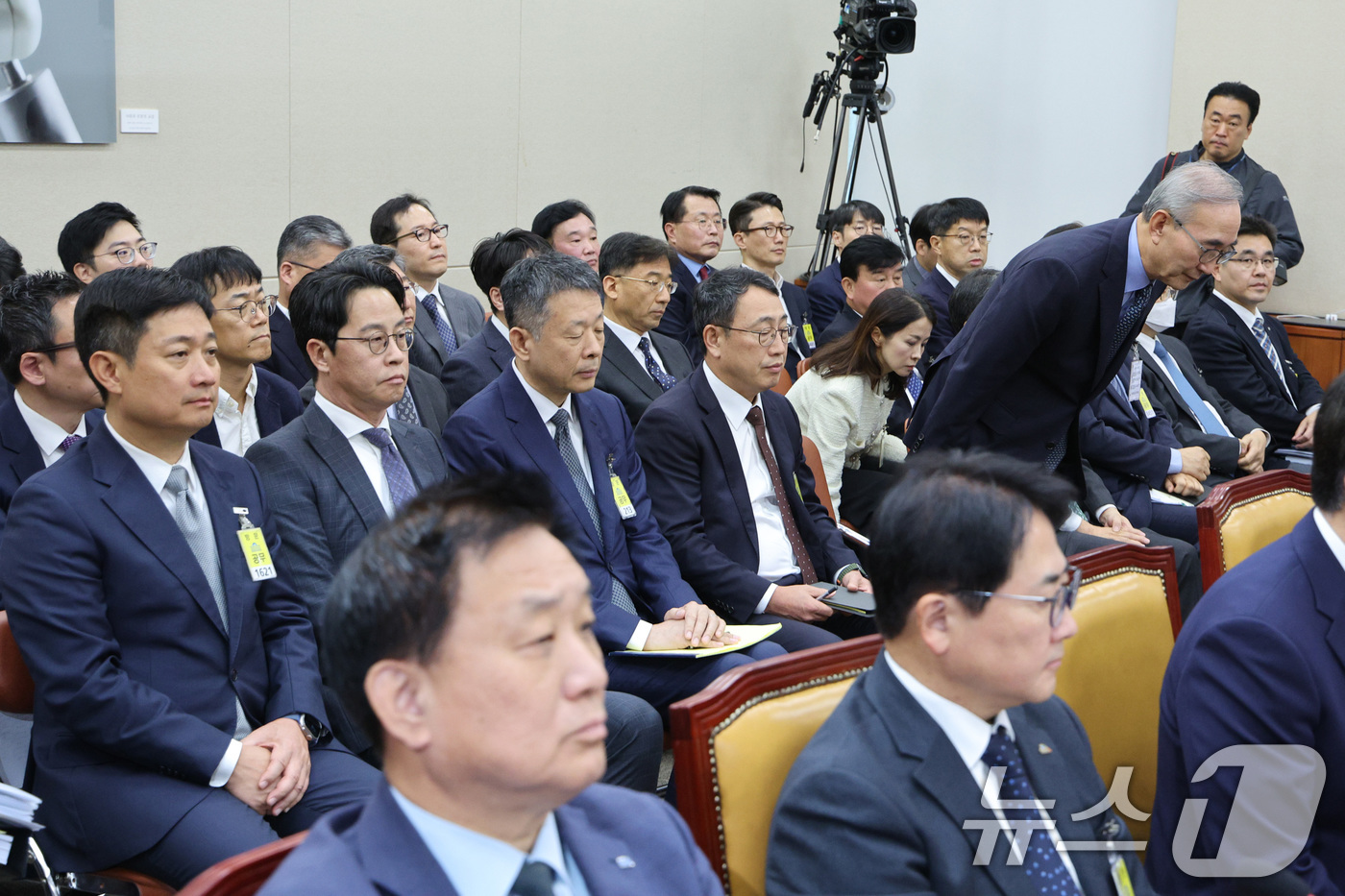 (서울=뉴스1) 신웅수 기자 = 김영섭 KT 대표가 21일 서울 여의도 국회 과학기술정보방송통신위원회에서 열린 정보통신산업진흥원 등에 대한 국정감사에서 인사하고 있다. 왼쪽부터 김 …