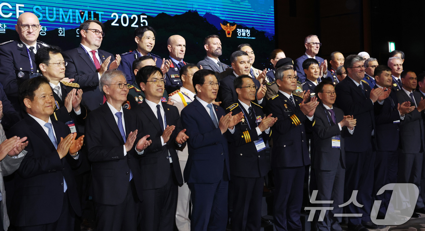 (서울=뉴스1) 김명섭 기자 = 유재성 대한민국 경찰청장 직무대행과 각국 경찰청 대표단장들이 21일 서울 여의도 콘래드서울에서 열린 2025국제경찰청장회의에서 기념촬영을 하고 있다 …