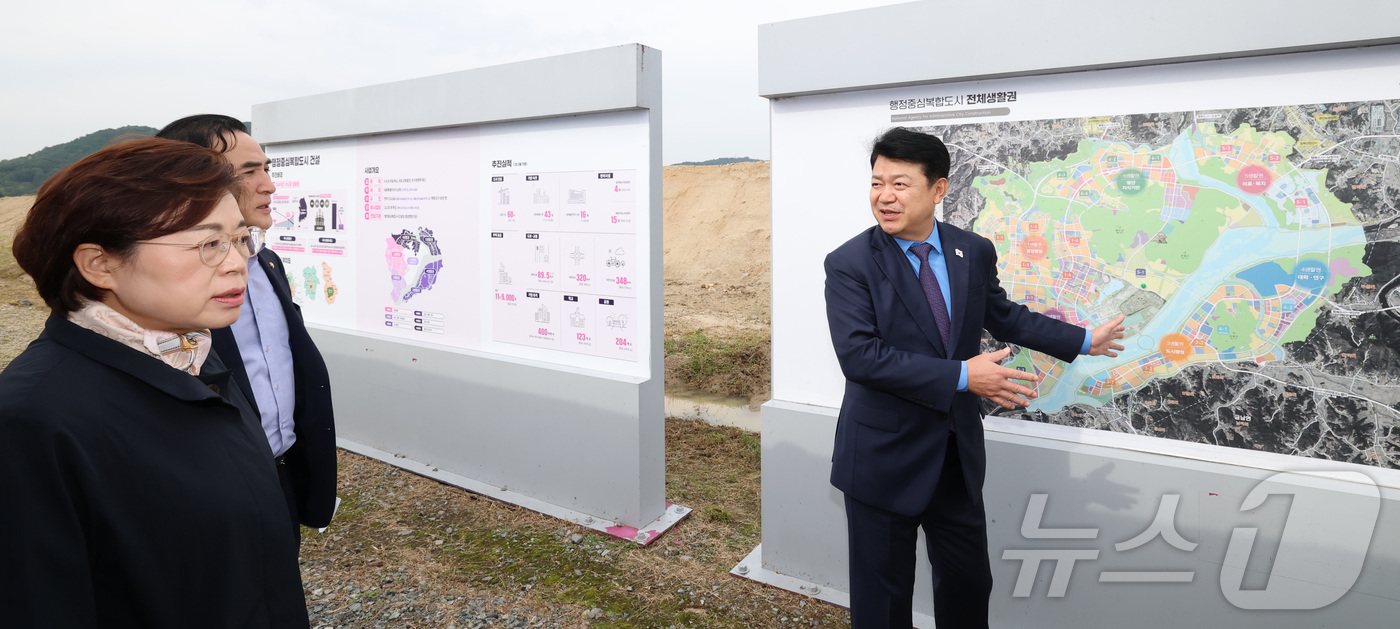 (세종=뉴스1) 김기남 기자 = 복기왕 더불어민주당 의원과 김정재 국민의힘 의원이 21일 오후 세종시 국회세종의사당 건립 예정지 현장시찰을 하며 조속한 국회세종의사당 건설 추진을 …