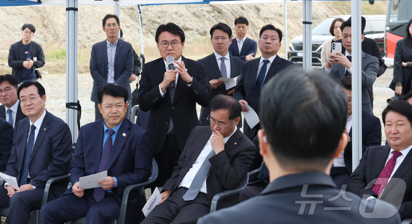 (세종=뉴스1) 김기남 기자 = 국회 국토교통위원회 황운하 조국혁신당 의원이 21일 오후 세종시 국회세종의사당 건립 예정지 현장시찰에서 강주엽 행복청장에게 질문을 하고 있다. 20 …