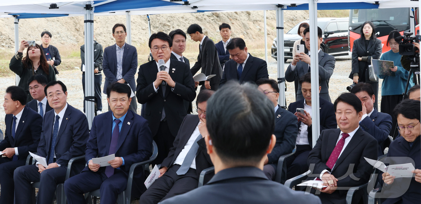 (세종=뉴스1) 김기남 기자 = 국회 국토교통위원회 황운하 조국혁신당 의원이 21일 오후 세종시 국회세종의사당 건립 예정지 현장시찰에서 강주엽 행복청장에게 질문을 하고 있다. 20 …