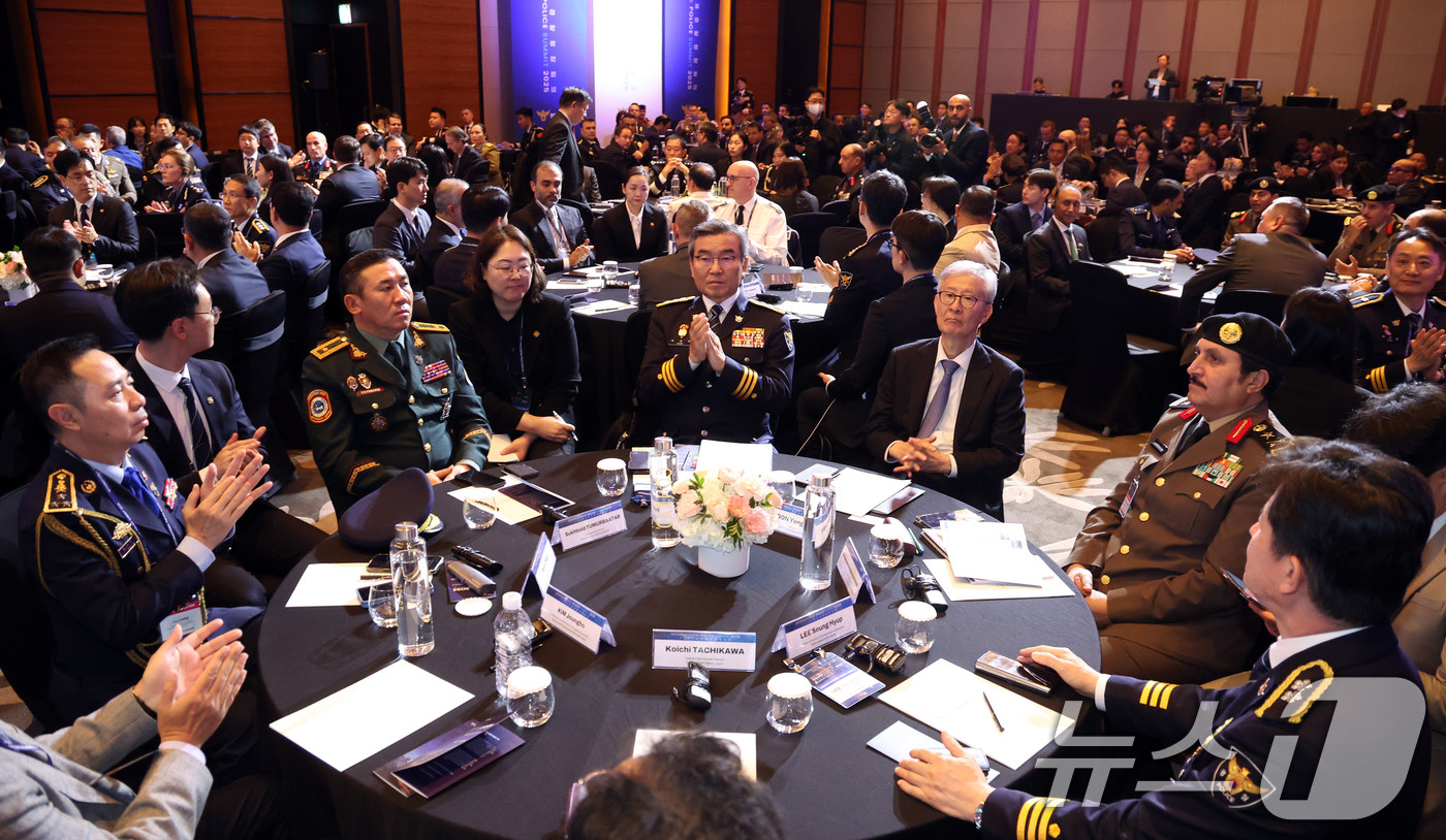 (서울=뉴스1) 김명섭 기자 = 유재성 대한민국 경찰청장 직무대행과 각국 경찰청 대표단장들이 21일 서울 여의도 콘래드서울에서 열린 2025국제경찰청장회의에서 소개를 보며 손뼉을 …