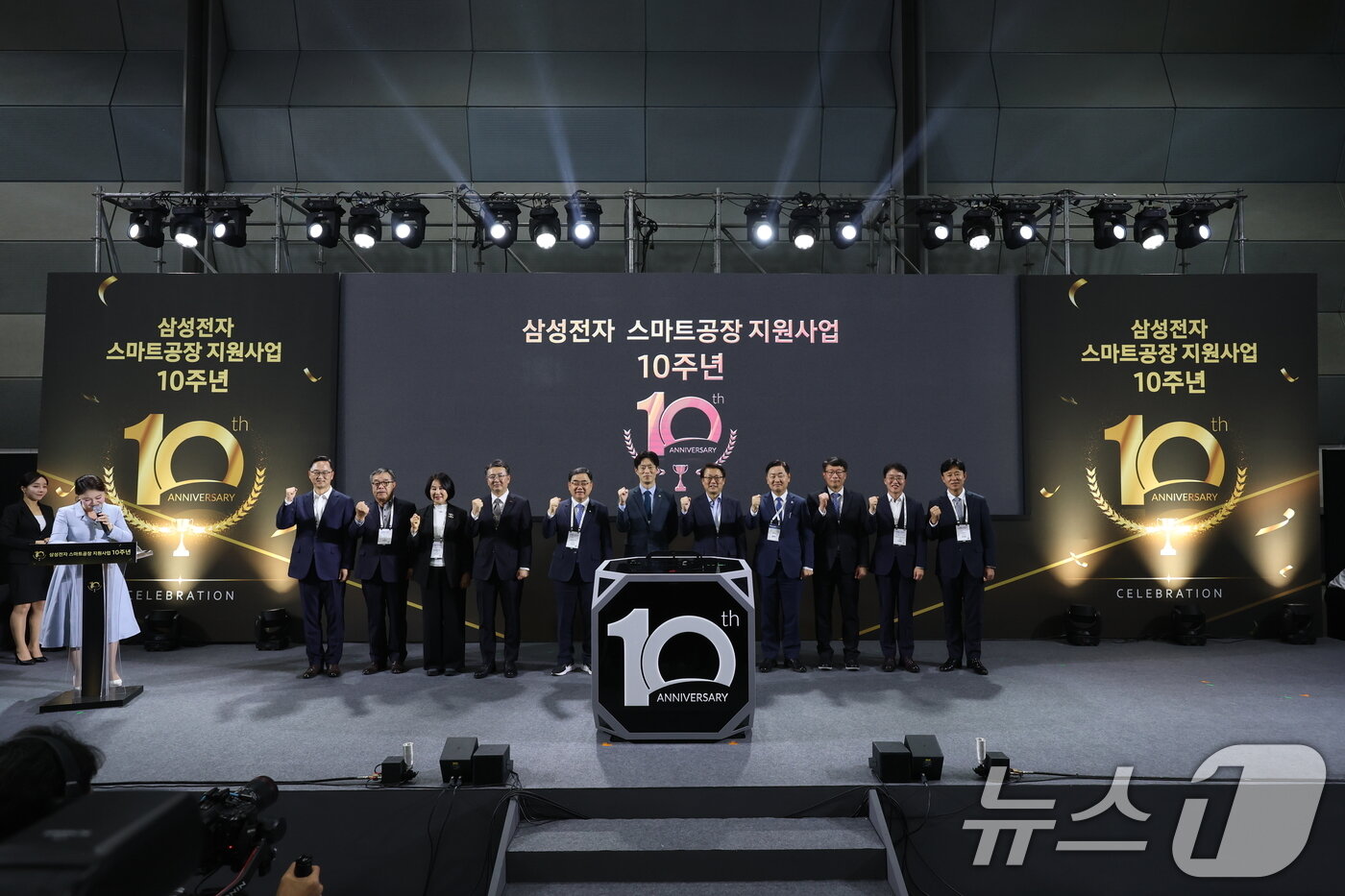 본문 이미지 - 중소기업중앙회가 서울 강남구 코엑스에서 삼성전자의 스마트공장 지원사업 10주년을 기념하고 '대·중소 상생형 스마트공장 지원사업에 참여한 우수 중소기업 제품 전시와 판로 개척을 지원하는 '스마트비즈엑스포 2025'를 개최했다.(중소기업중앙회 제공. 재판매 및 DB 금지) 2025.10.21 ⓒ 뉴스1