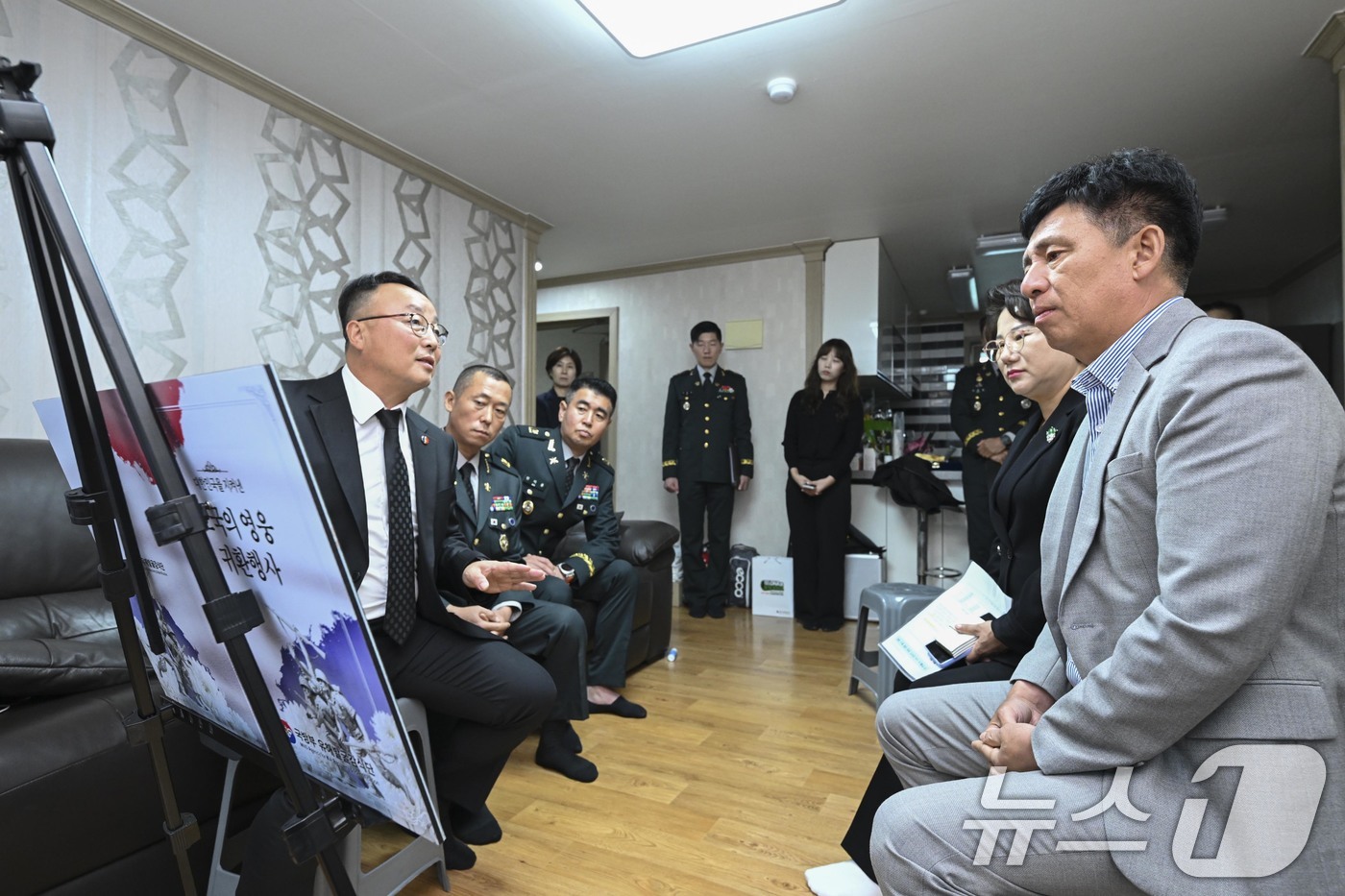 (서울=뉴스1) = 국방부 유해발굴감식단은 21일 6·25전쟁 당시 대한민국을 지키다 21세의 나이로 산화한 호국영웅 고 김문권 하사를 가족의 품으로 모셨다고 밝혔다.21일 광주광 …