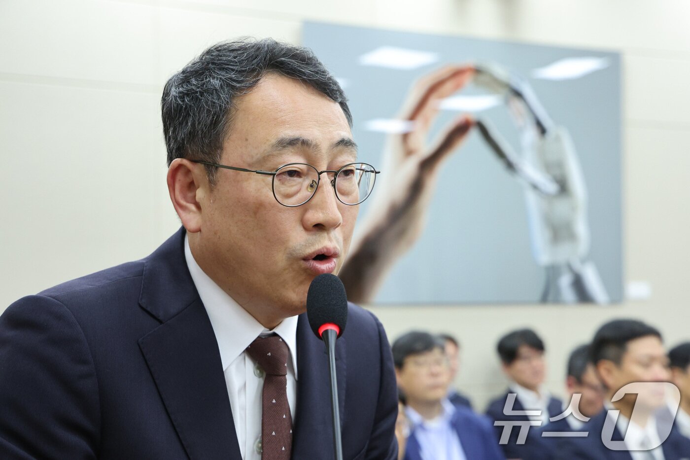 본문 이미지 - 유영상 SK텔레콤 대표가 21일 서울 여의도 국회 과학기술정보방송통신위원회에서 열린 정보통신산업진흥원 등에 대한 국정감사에서 의원 질의에 답변하고 있다. 2025.10.21/뉴스1 ⓒ News1 신웅수 기자