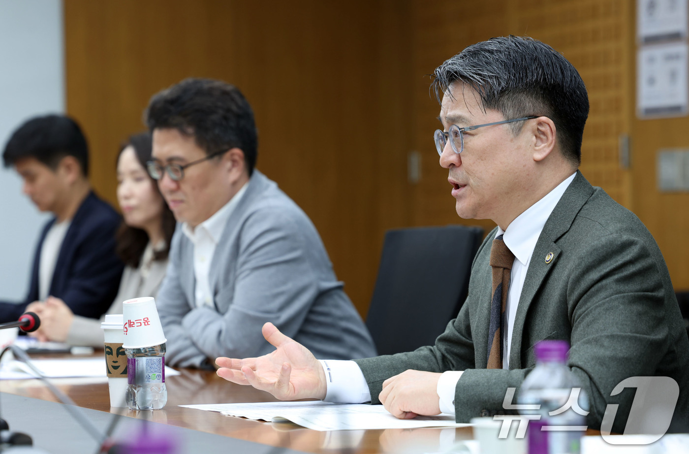 (서울=뉴스1) = 문신학 산업통상부 차관(단장)이 21일 '핵심규제 합리화 전략회의' 후속조치로 서울 강남구 한국기술센터에서 산업부 소속 산업·자원·무역 담당자 등이 참석한 가운 …