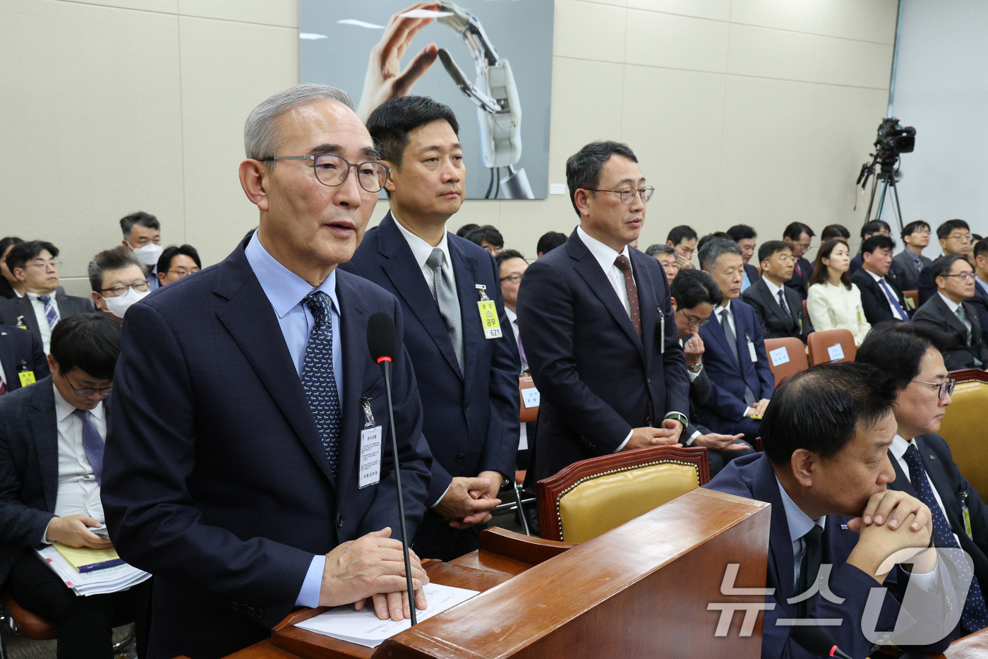 (서울=뉴스1) 신웅수 기자 = 김영섭 KT 대표(왼쪽부터), 홍범식 LG유플러스 대표, 유영상 SK텔레콤 대표가 21일 서울 여의도 국회 과학기술정보방송통신위원회에서 열린 정보통 …