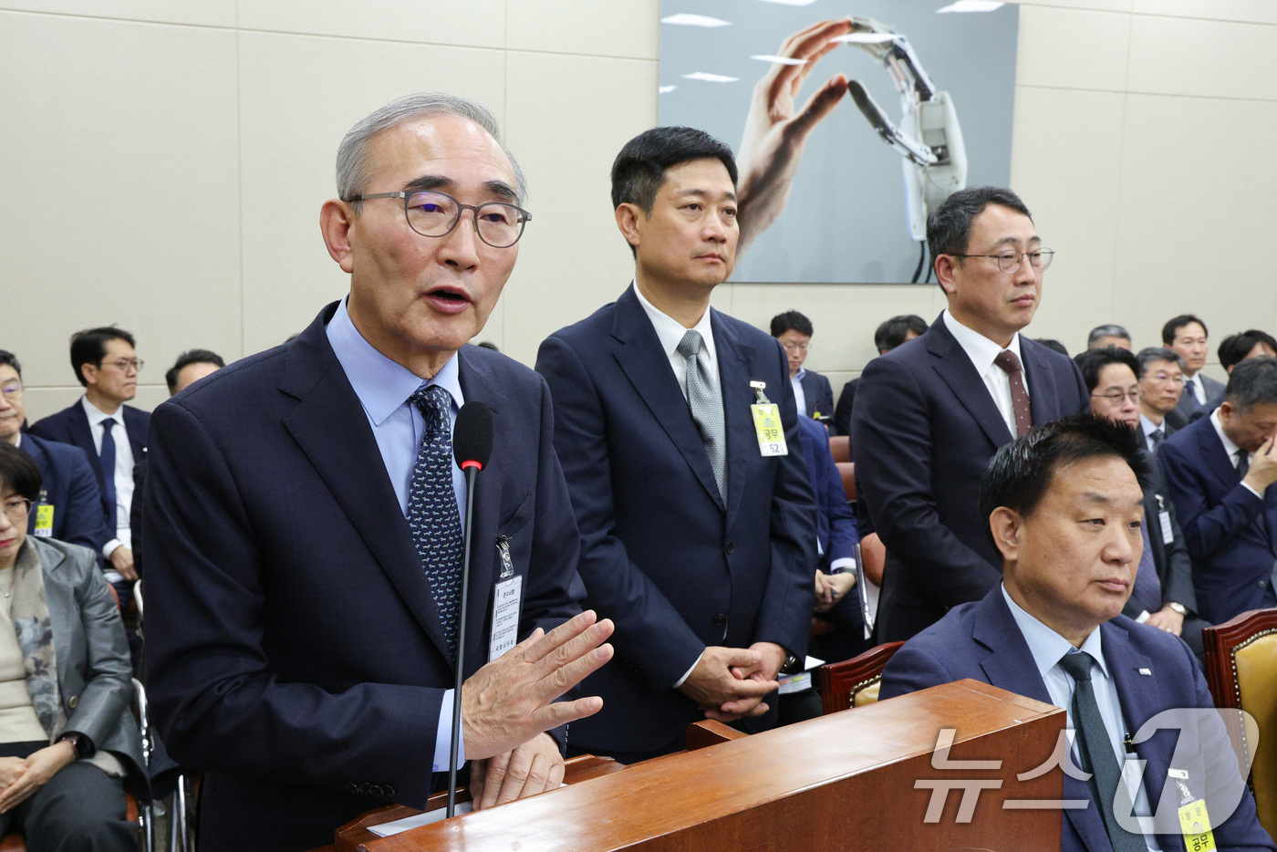 (서울=뉴스1) 신웅수 기자 = 김영섭 KT 대표(왼쪽부터), 홍범식 LG유플러스 대표, 유영상 SK텔레콤 대표가 21일 서울 여의도 국회 과학기술정보방송통신위원회에서 열린 정보통 …
