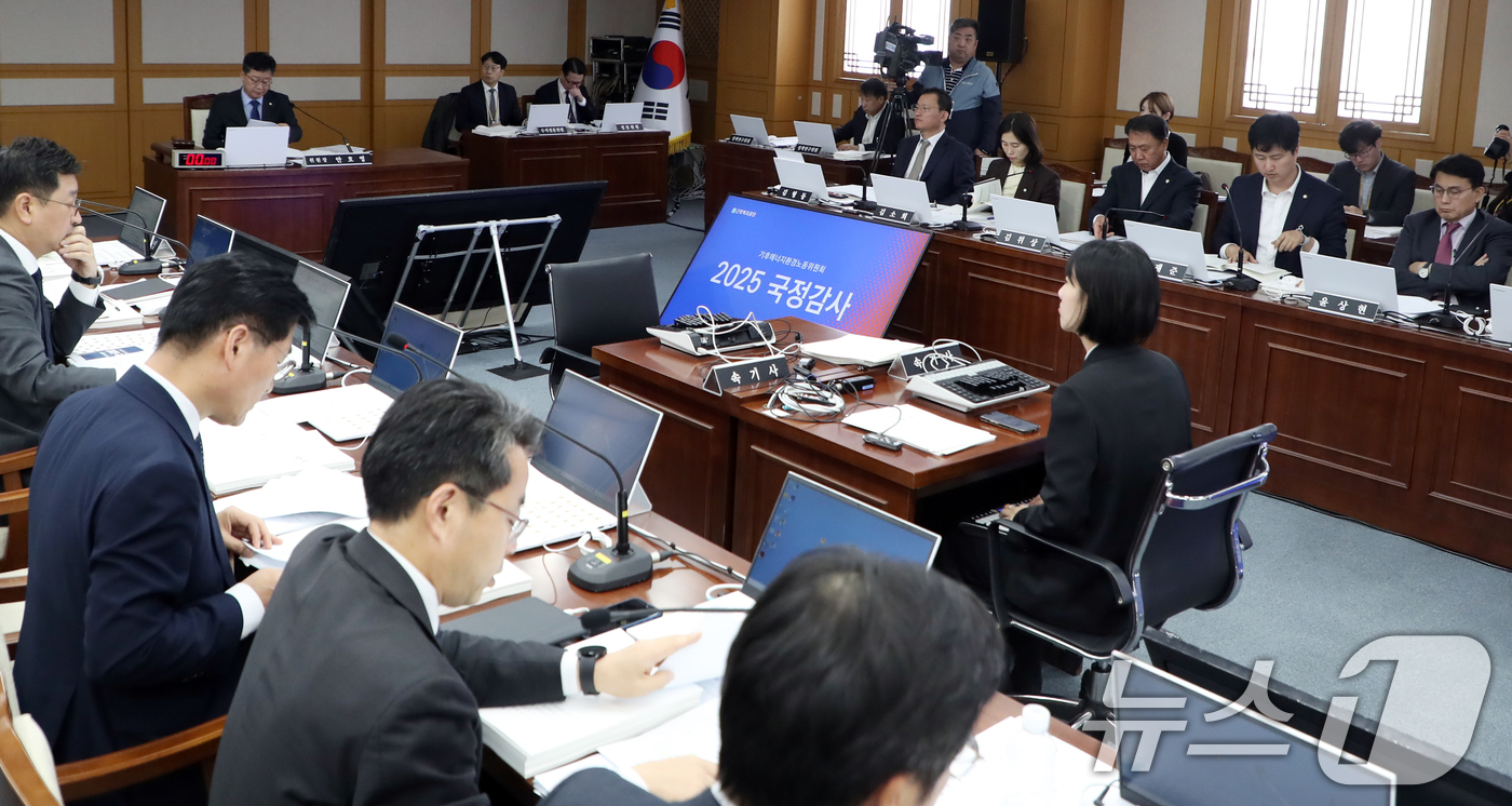 (울산=뉴스1) 조민주 기자 = 국회 기후에너지환경노동위원회가 21일 울산 중구 근로복지공단 본사에서 노동부 산하기관 12곳에 대한 국정감사를 하고 있다.  2025.10.21/뉴 …