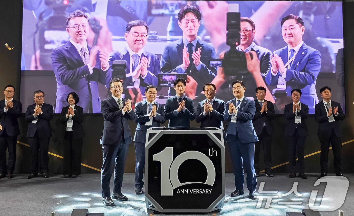 본문 이미지 - 21일 서울 강남구 코엑스에서 개최된 삼성 스마트공장 지원사업 10주년 기념행사에서 오기웅 중소기업중앙회 상근부회장&#40;왼쪽부터&#41;, 허성무 더불어민주당 의원, 노용석 중소벤처기업부 차관, 박승희 삼성전자 CR담당 사장, 김관영 전북도지사가 기념 촬영을 하고 있다. &#40;삼성전자 제공. 재판매 및 DB 금지&#41; 2025.10.21/뉴스1