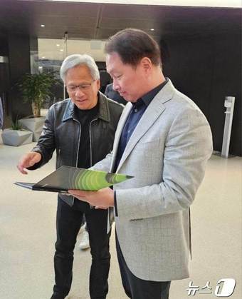본문 이미지 - 최태원 SK그룹 회장&#40;오른쪽&#41;과 젠슨 황 엔비디아 최고경영자&#40;CEO&#41;.&#40;최태원 회장 SNS 갈무리&#41;