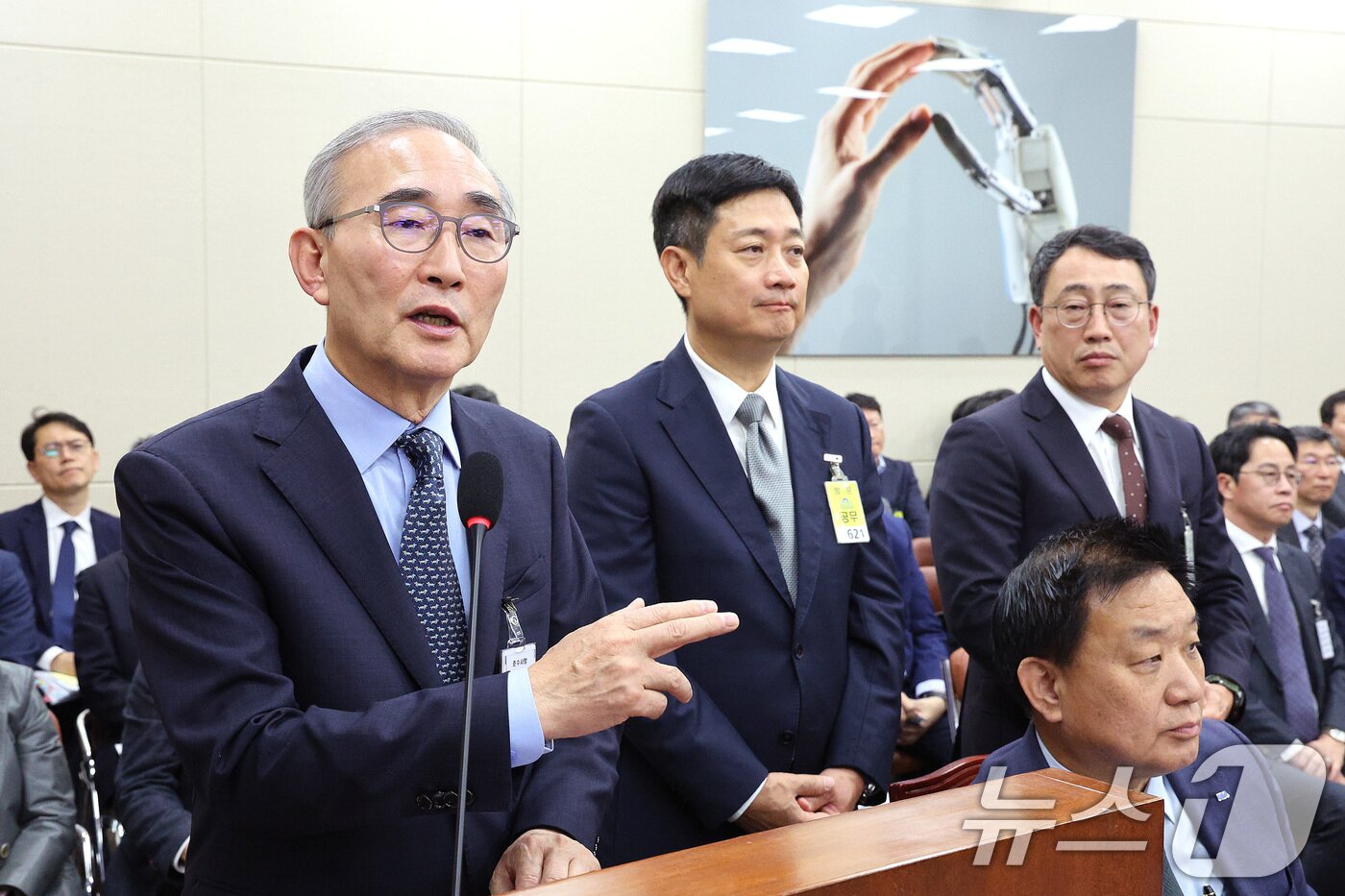 본문 이미지 - 김영섭 KT 대표&#40;왼쪽부터&#41;, 홍범식 LG유플러스 대표, 유영상 SK텔레콤 대표가 21일 서울 여의도 국회 과학기술정보방송통신위원회에서 열린 정보통신산업진흥원 등에 대한 국정감사에서 의원 질의에 답변하고 있다. 2025.10.21/뉴스1 ⓒ News1 신웅수 기자