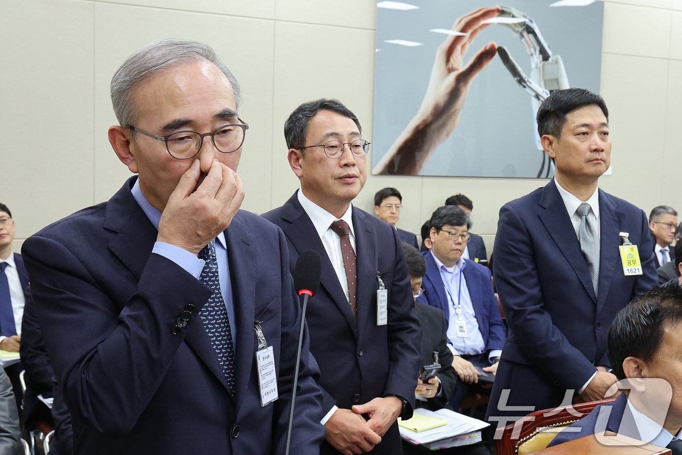 (서울=뉴스1) 신웅수 기자 = 김영섭 KT 대표(왼쪽부터), 유영상 SK텔레콤 대표, 홍범식 LG유플러스 대표가 21일 서울 여의도 국회 과학기술정보방송통신위원회에서 열린 정보통 …