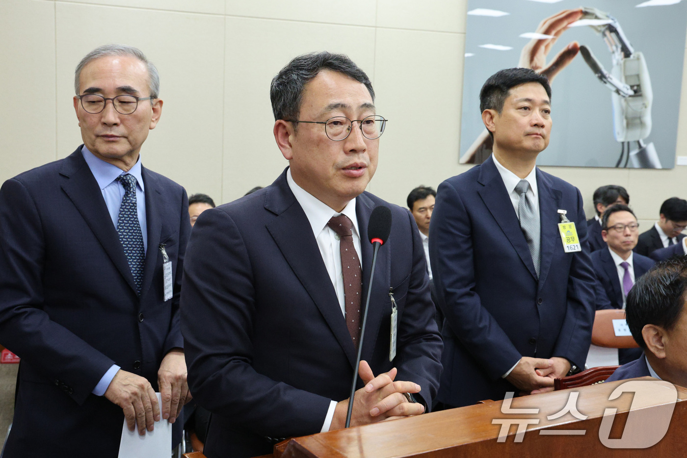 (서울=뉴스1) 신웅수 기자 = 김영섭 KT 대표(왼쪽부터), 유영상 SK텔레콤 대표, 홍범식 LG유플러스 대표가 21일 서울 여의도 국회 과학기술정보방송통신위원회에서 열린 정보통 …