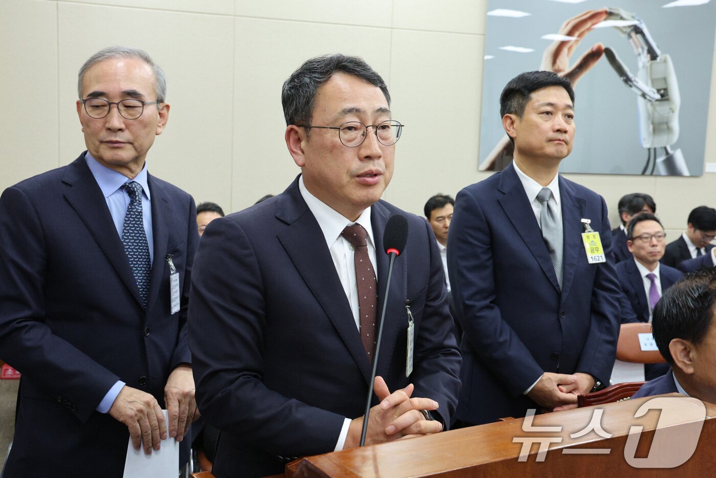 본문 이미지 - 김영섭 KT 대표&#40;왼쪽부터&#41;, 유영상 SK텔레콤 대표, 홍범식 LG유플러스 대표가 21일 서울 여의도 국회 과학기술정보방송통신위원회에서 열린 정보통신산업진흥원 등에 대한 국정감사에서 의원 질의에 답변하고 있다. 2025.10.21/뉴스1 ⓒ News1 신웅수 기자