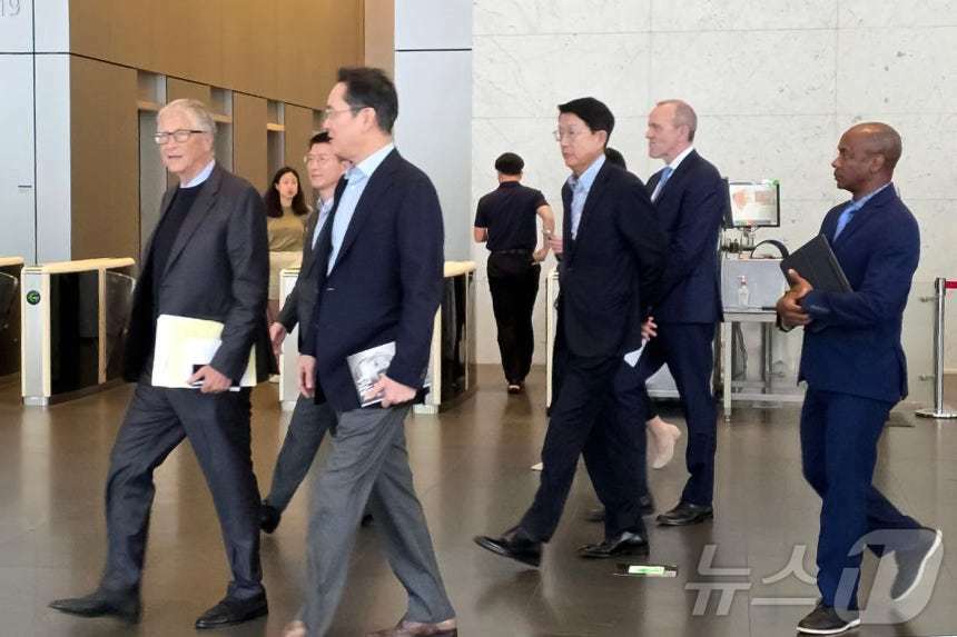 본문 이미지 - 이재용 삼성전자 회장이 22일 삼성전자 서초 사옥을 방문해 오찬을 함께 한 빌 게이츠 게이츠재단 이사장을 배웅하고 있다. &#40;삼성전자 제공. 재판매 및 DB 금지&#41; 2025.8.22/뉴스1